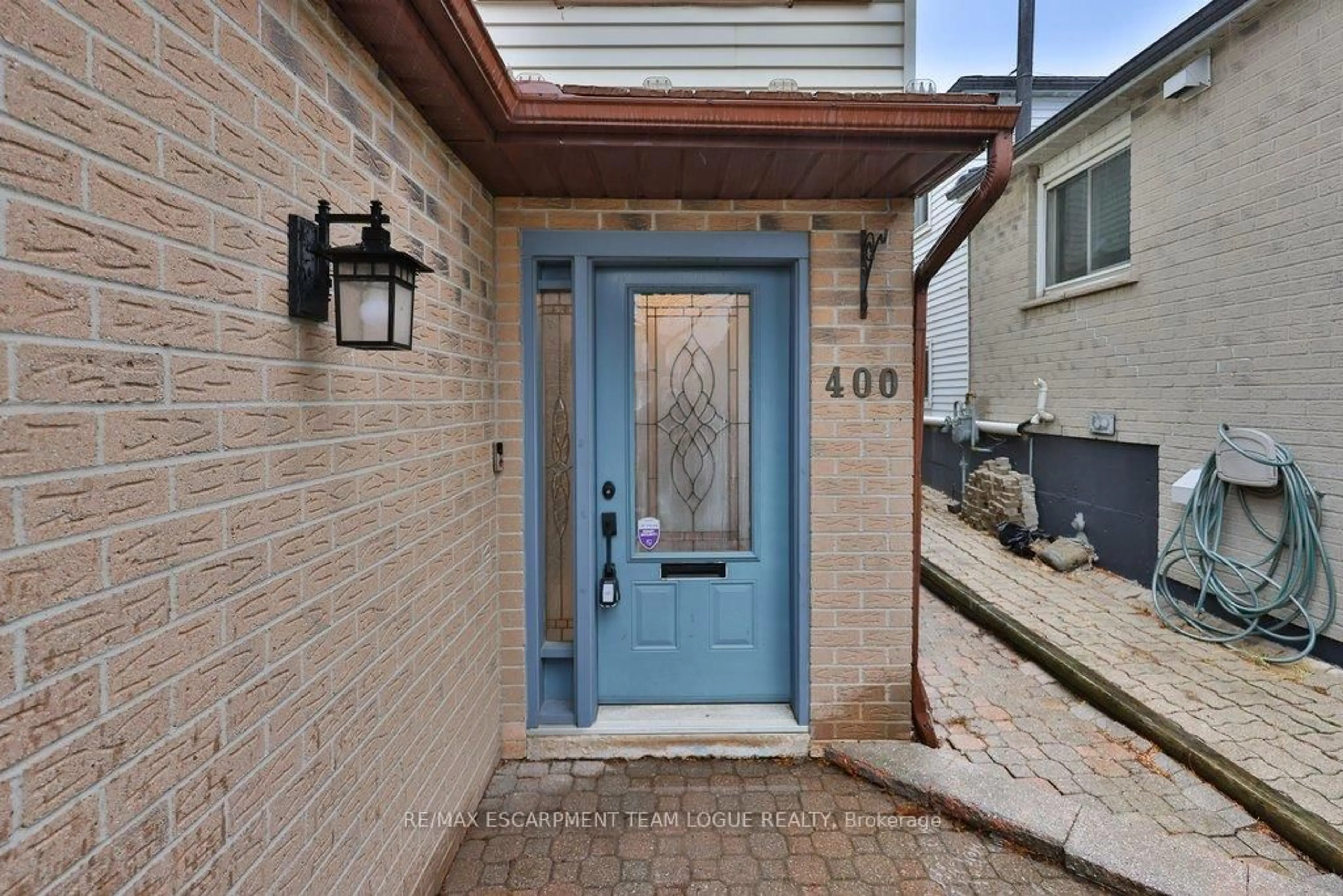Indoor entryway for 400 East 24th St, Hamilton Ontario L8V 4V3