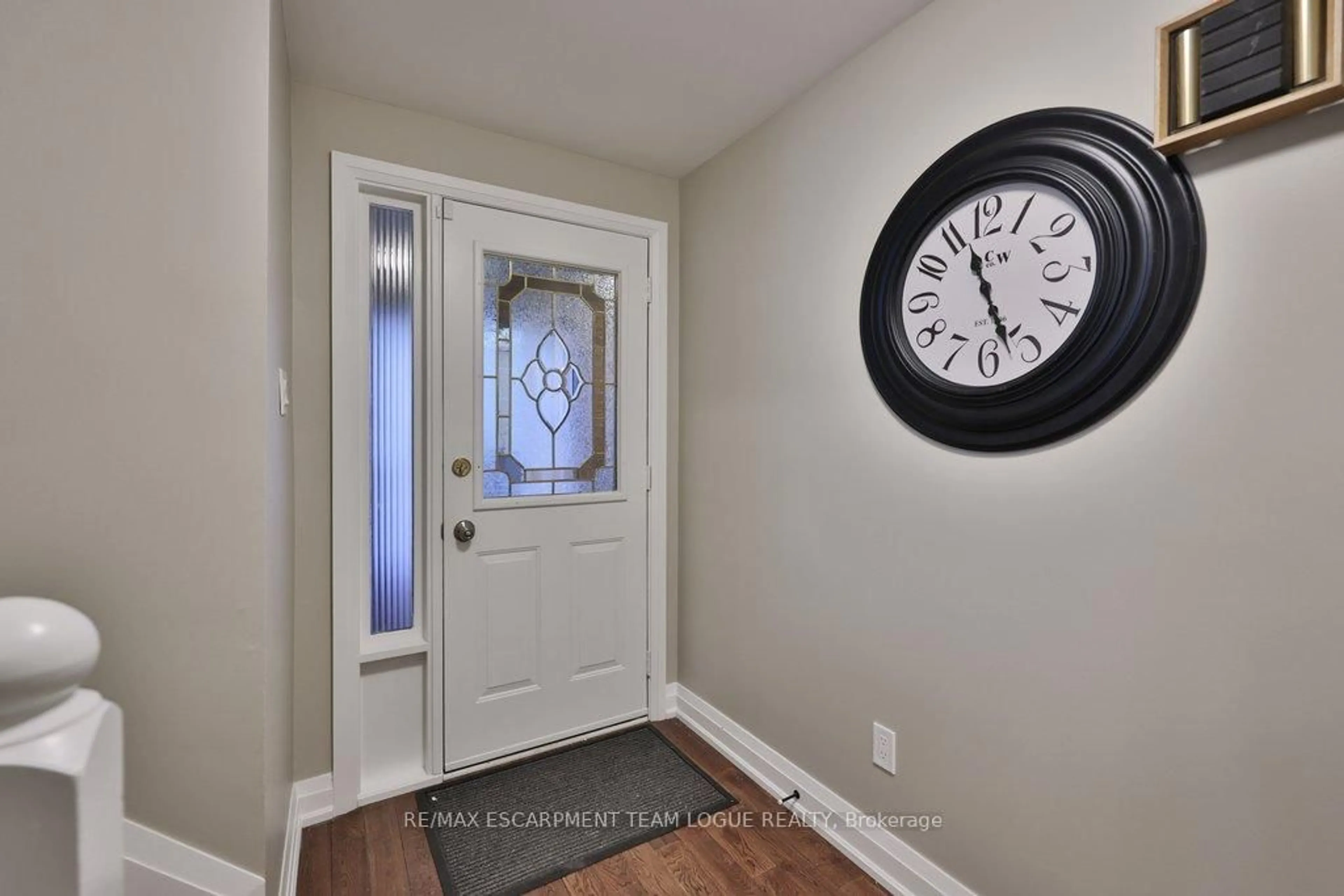 Indoor entryway for 400 East 24th St, Hamilton Ontario L8V 4V3