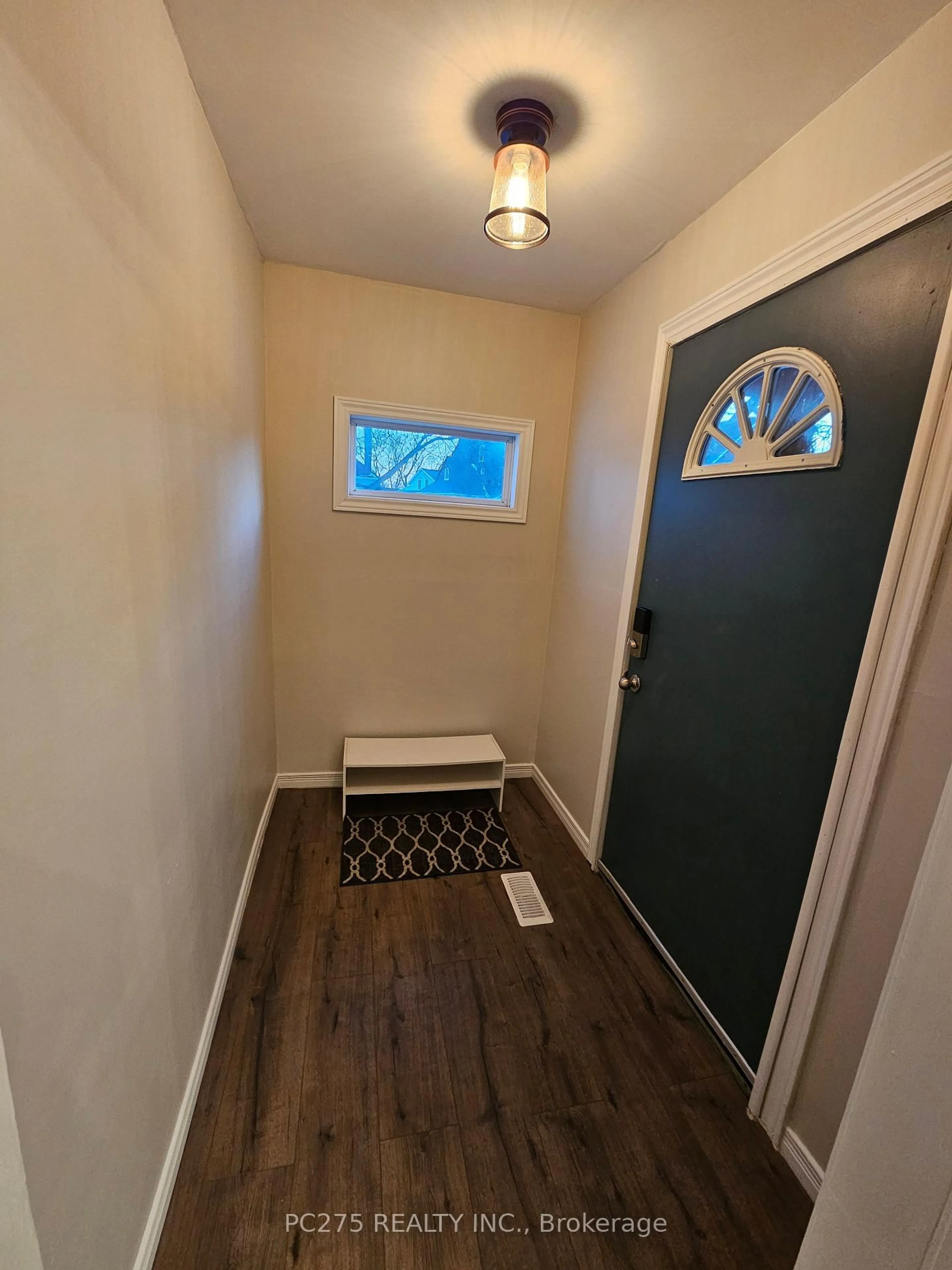 Indoor entryway for 112 Essex St, Sarnia Ontario N7T 4R7