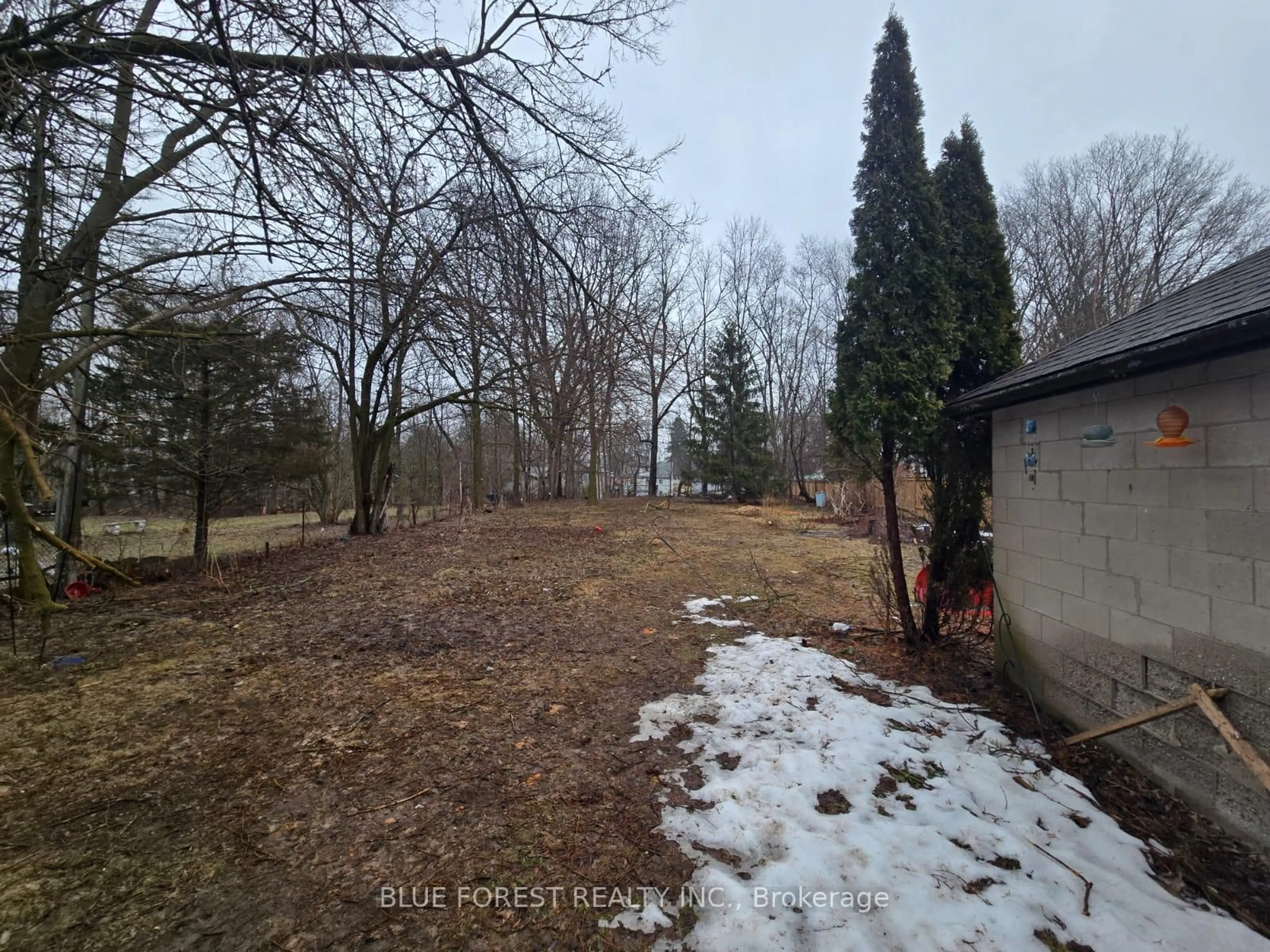 A pic from outside/outdoor area/front of a property/back of a property/a pic from drone, forest/trees view for 162 Wildwood Ave, London South Ontario N6J 1A9