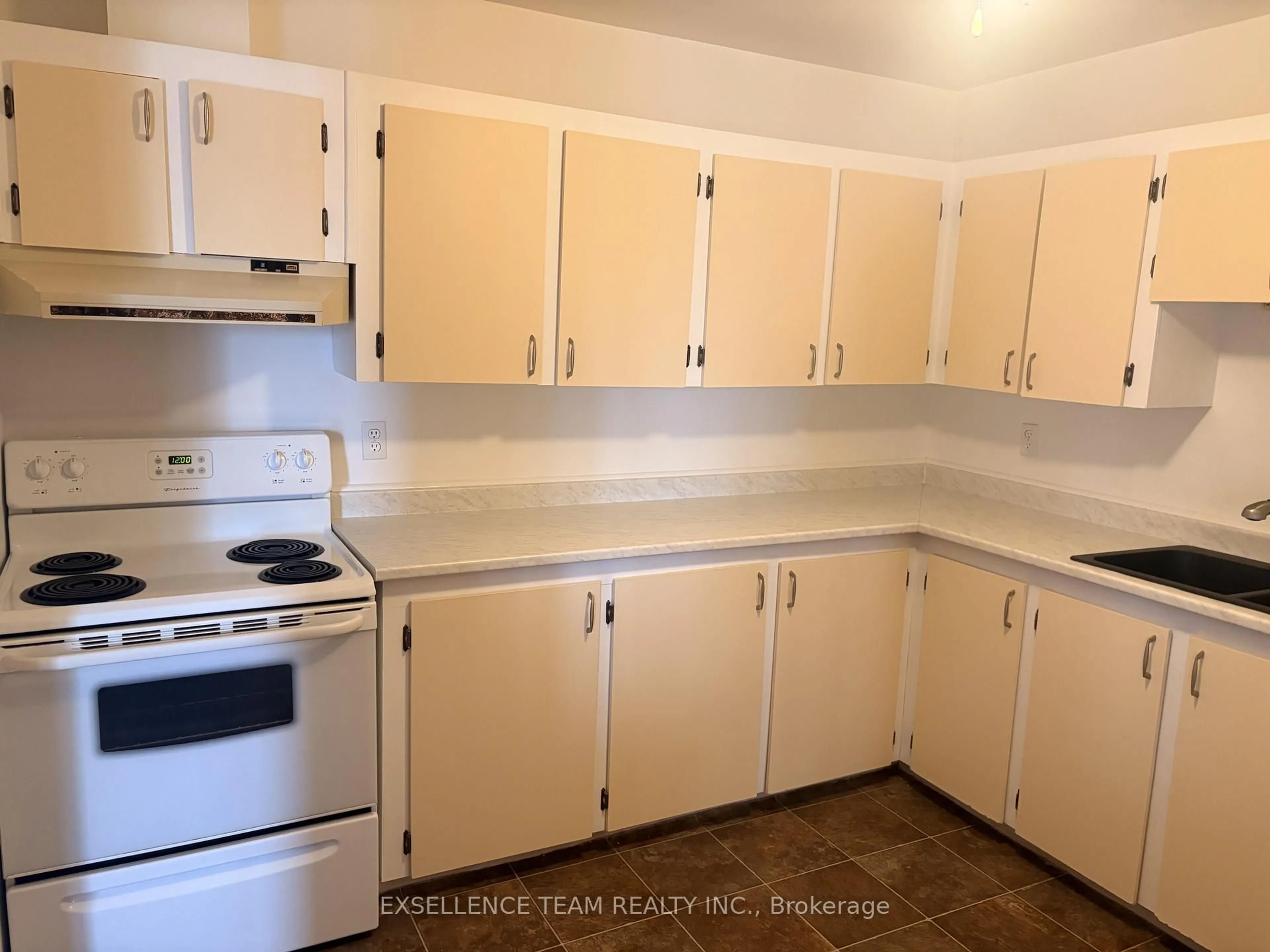 Standard kitchen, unknown for 220 Kenyon St, North Glengarry Ontario K0C 1A0