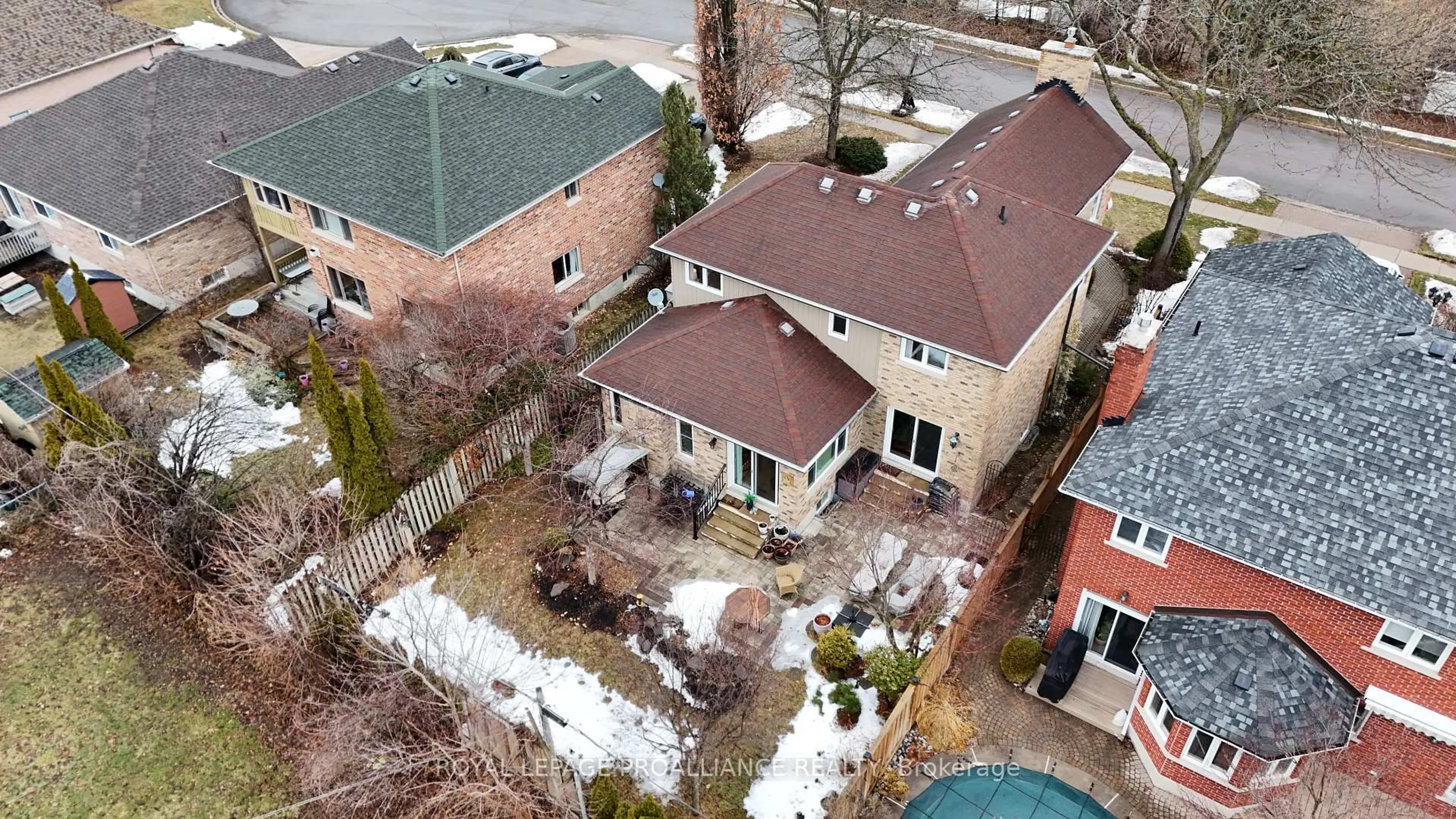 A pic from outside/outdoor area/front of a property/back of a property/a pic from drone, unknown for 20 Georgian Crt, Belleville Ontario K8N 5R3