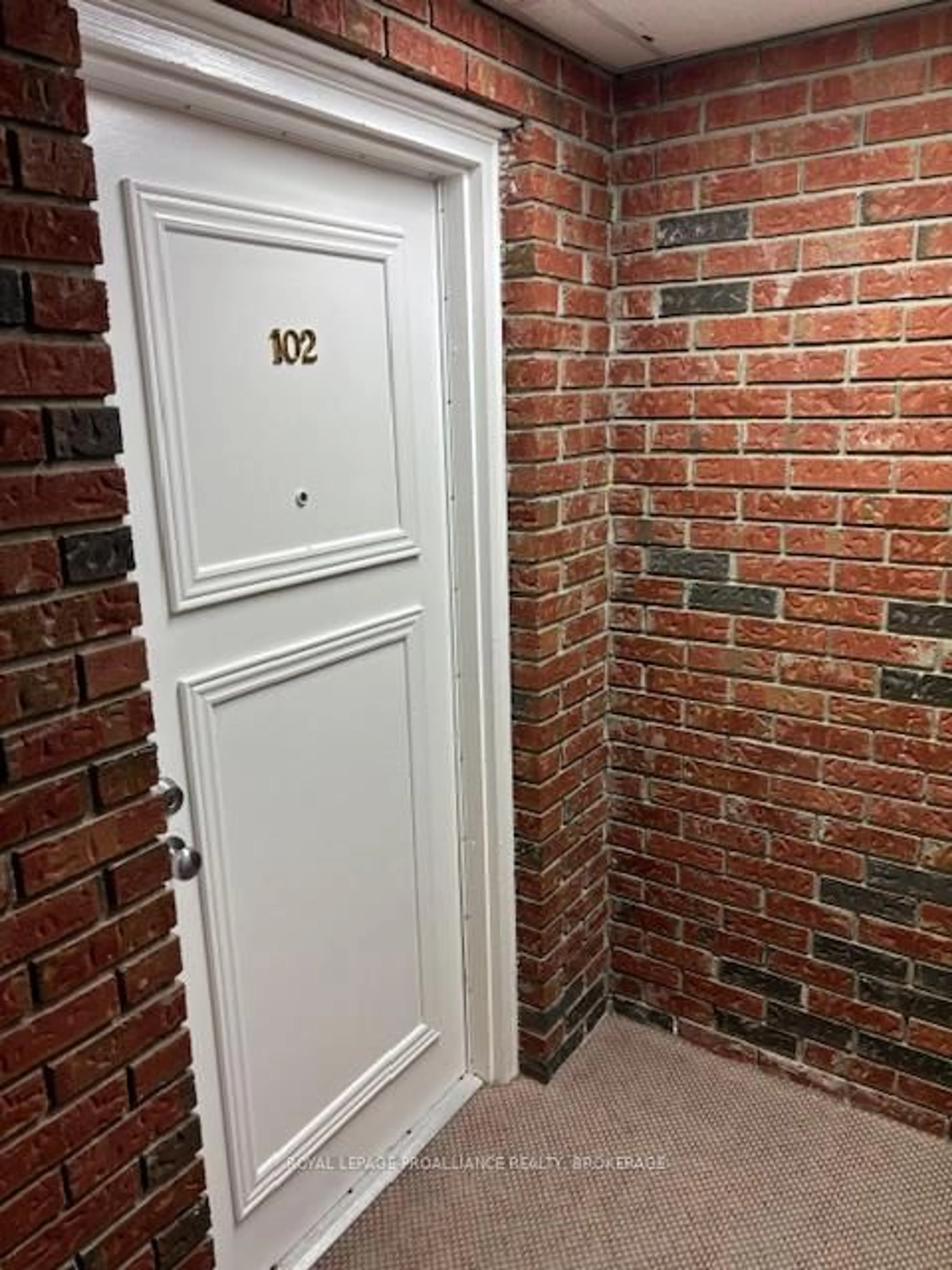 Indoor entryway for 1000 Pembridge Cres #102, Kingston Ontario K7P 1A3