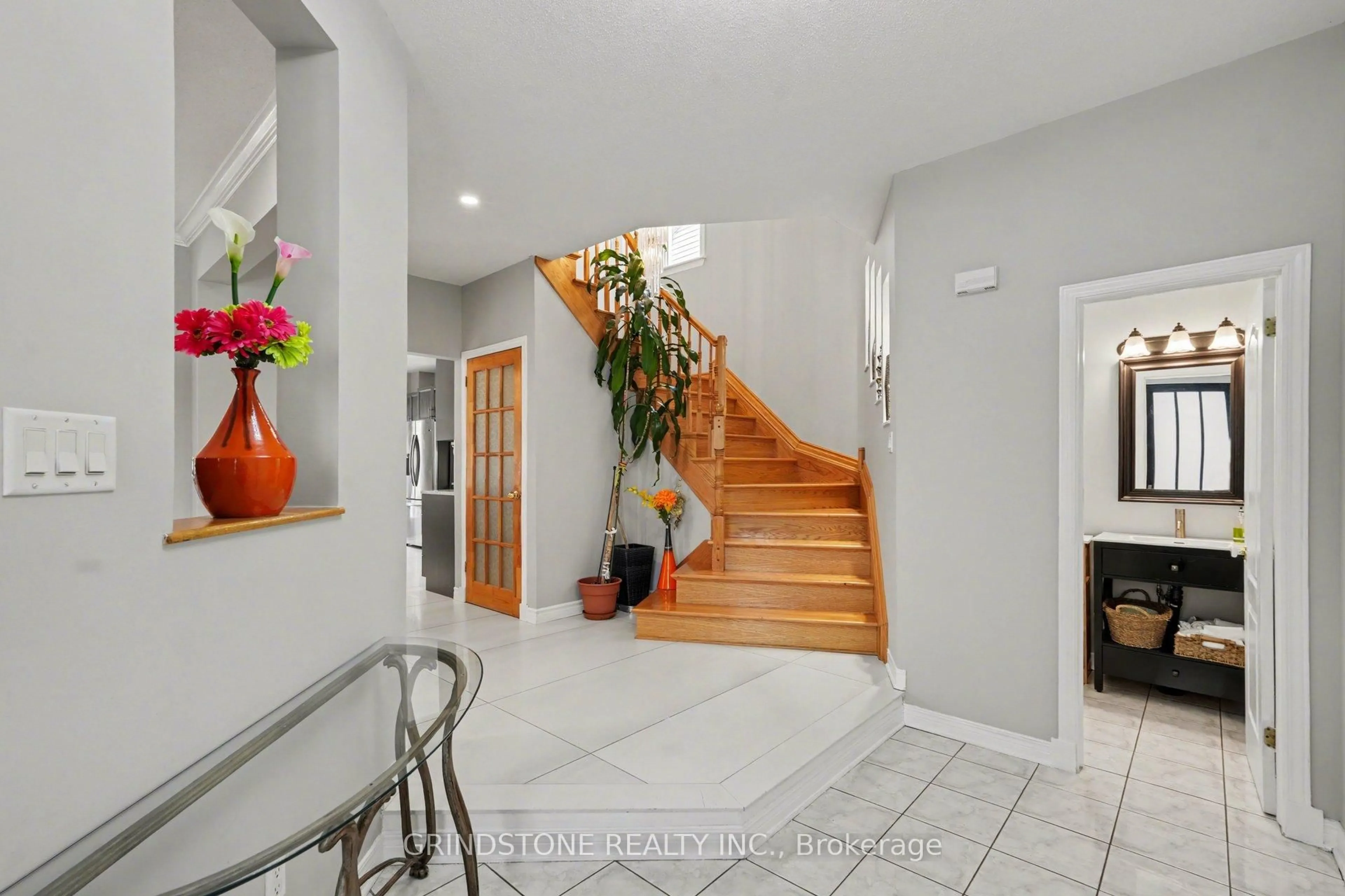 Indoor entryway for 95 Evanshen Cres, Kanata Ontario K2K 2X7