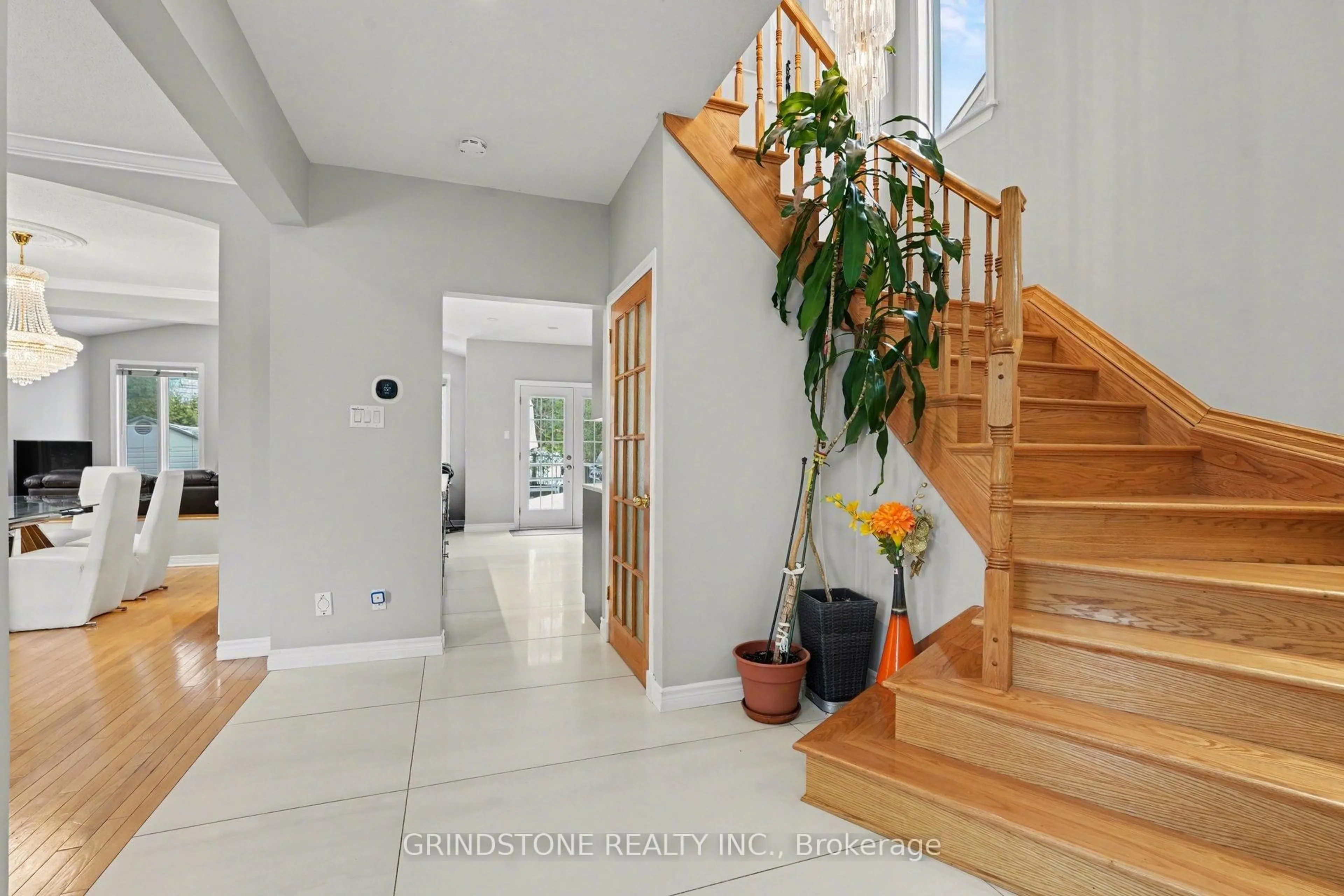 Indoor entryway for 95 Evanshen Cres, Kanata Ontario K2K 2X7