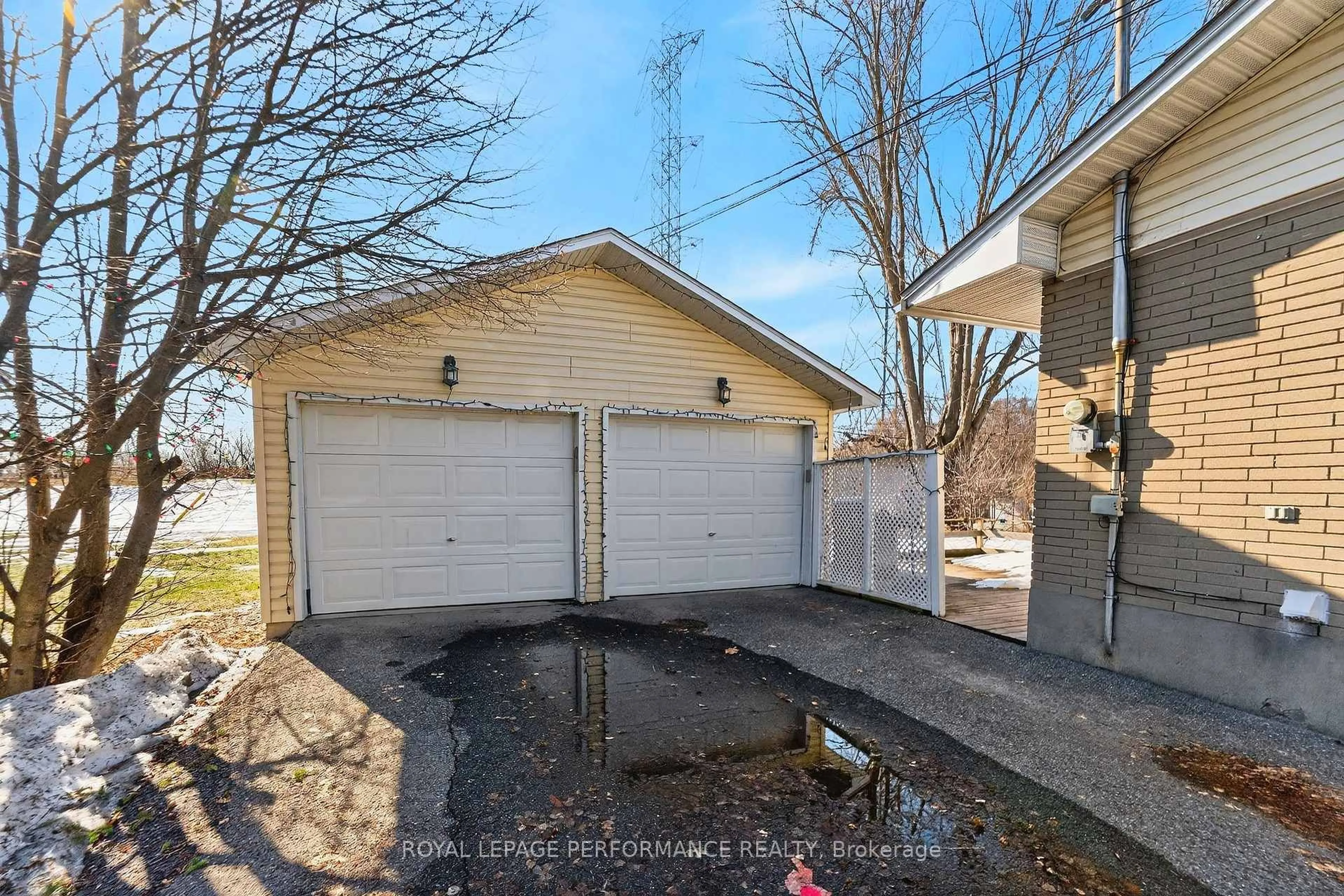 Indoor garage for 27 Ilkley Cres, Ottawa Ontario K2G 0W6