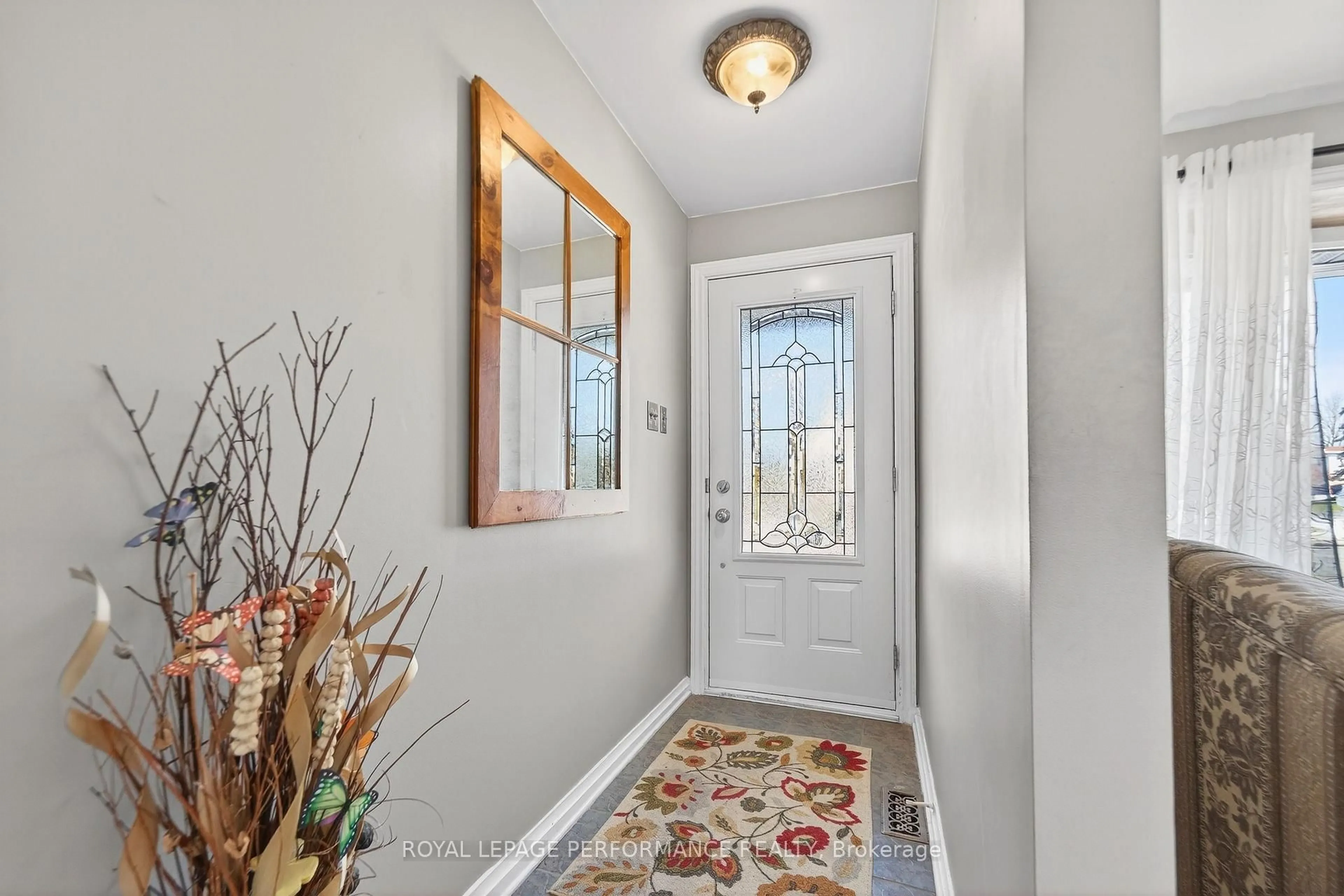 Indoor entryway for 27 Ilkley Cres, Ottawa Ontario K2G 0W6