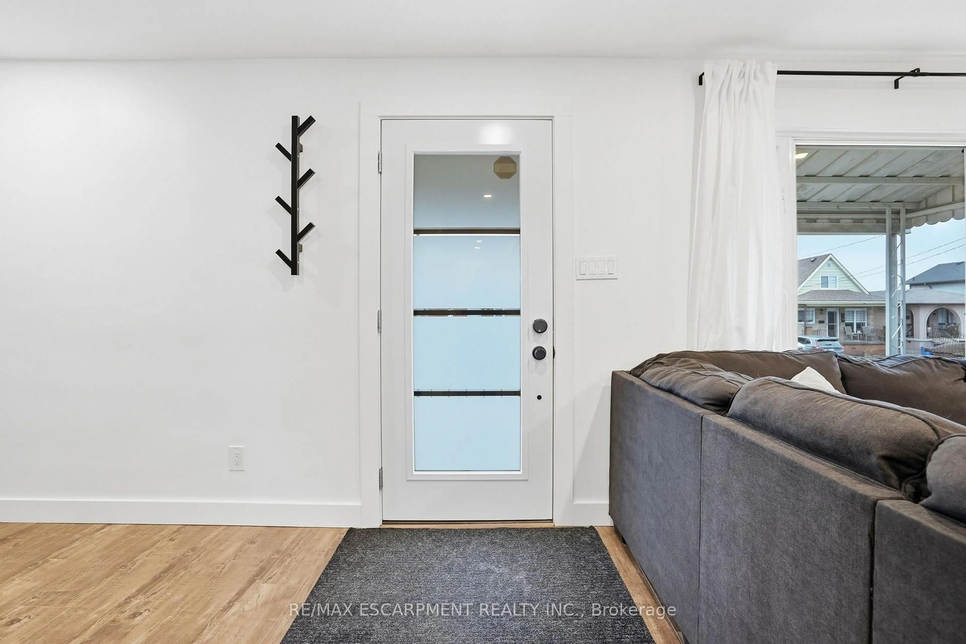 Indoor entryway for 68 Delena Ave, Hamilton Ontario L8H 6B7