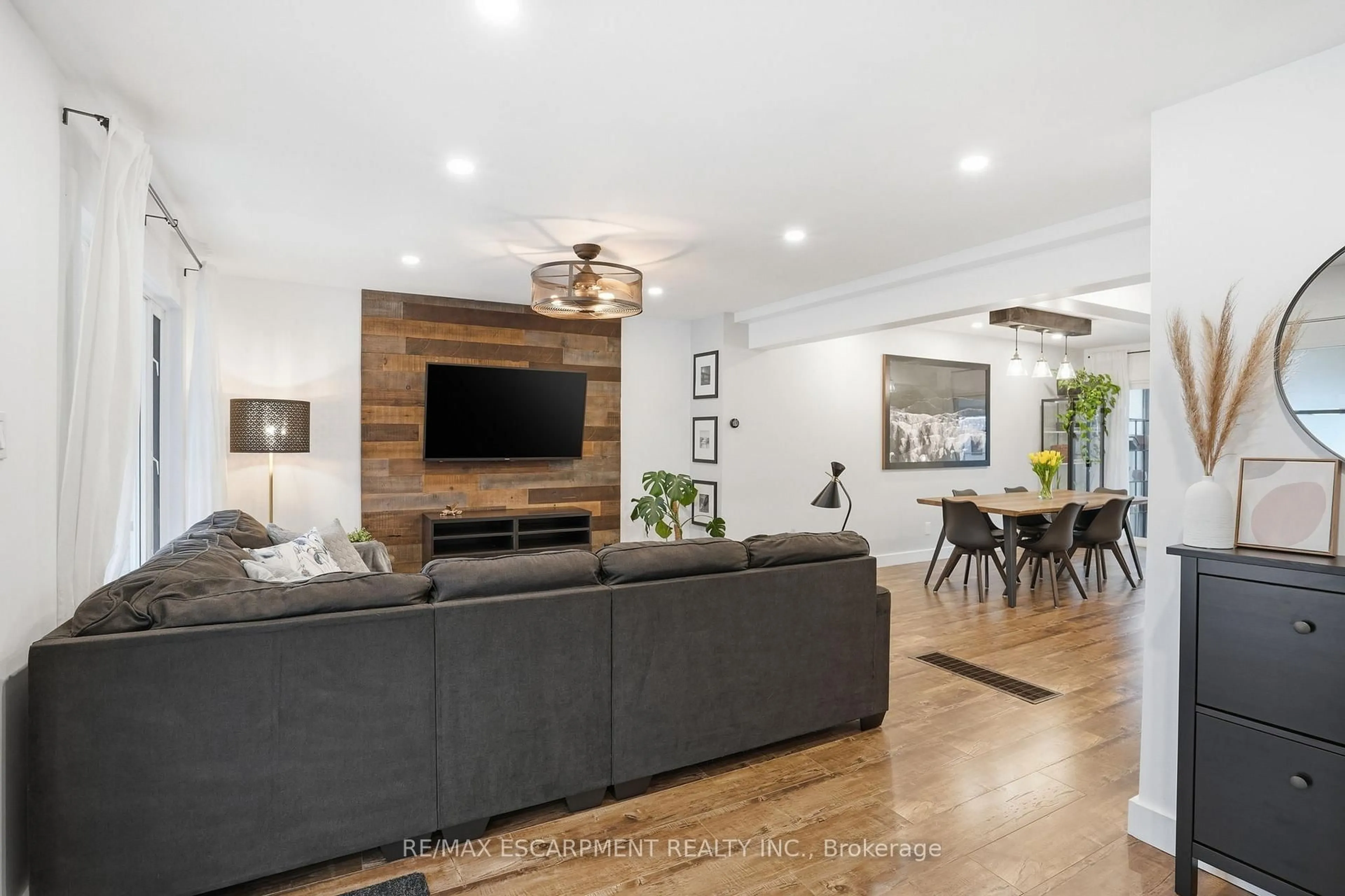 Living room with furniture, unknown for 68 Delena Ave, Hamilton Ontario L8H 6B7