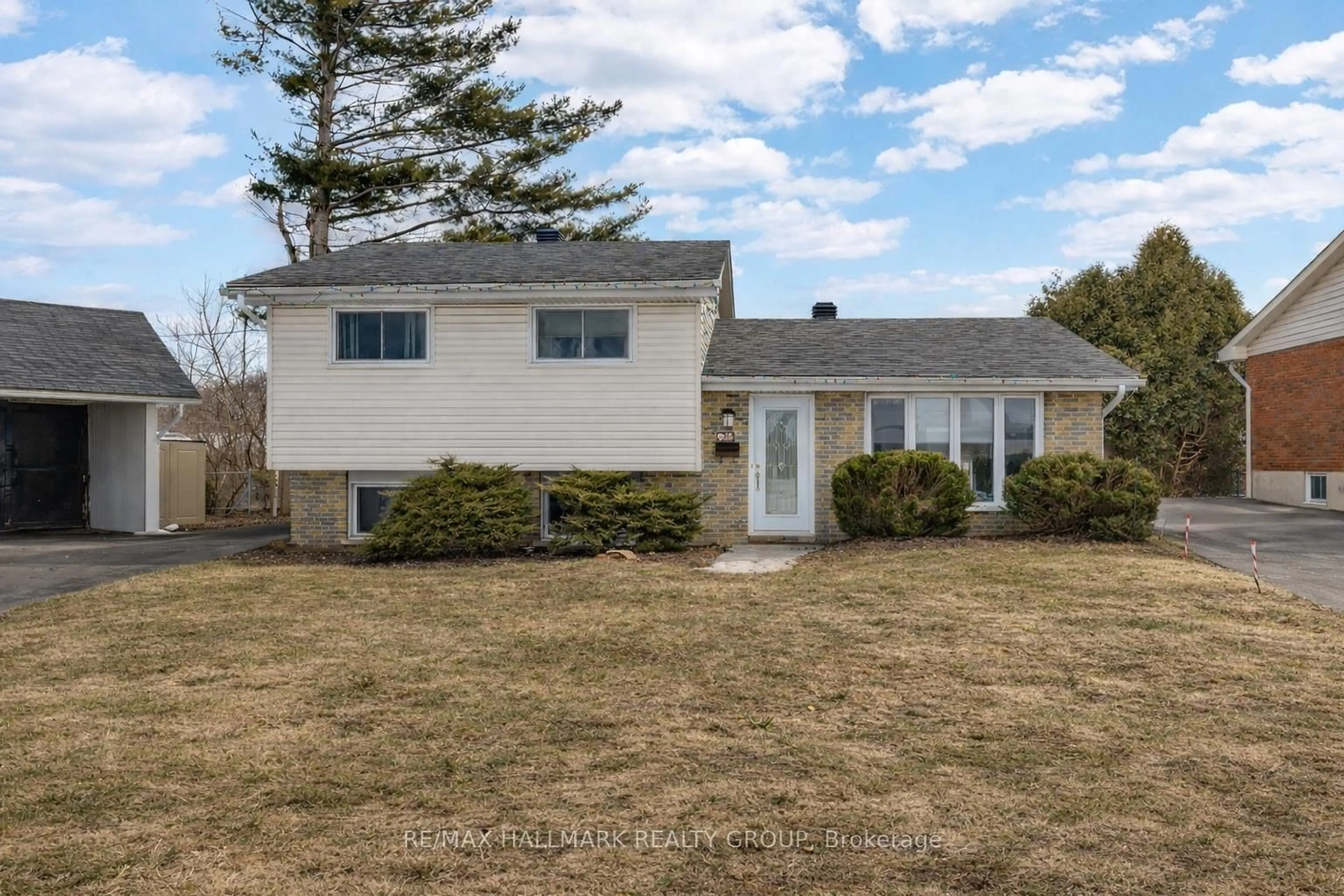 Home with vinyl exterior material, street for 15 Baker Pl, Brockville Ontario K6V 1Z4