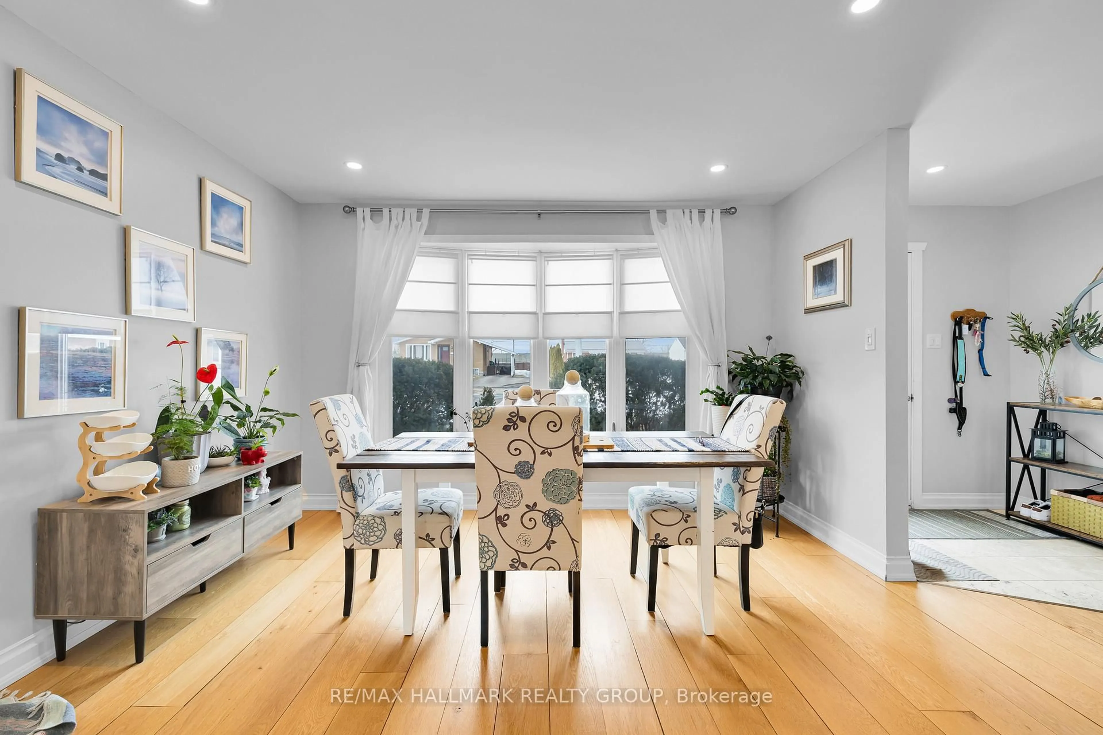 Dining room, wood/laminate floor for 15 Baker Pl, Brockville Ontario K6V 1Z4