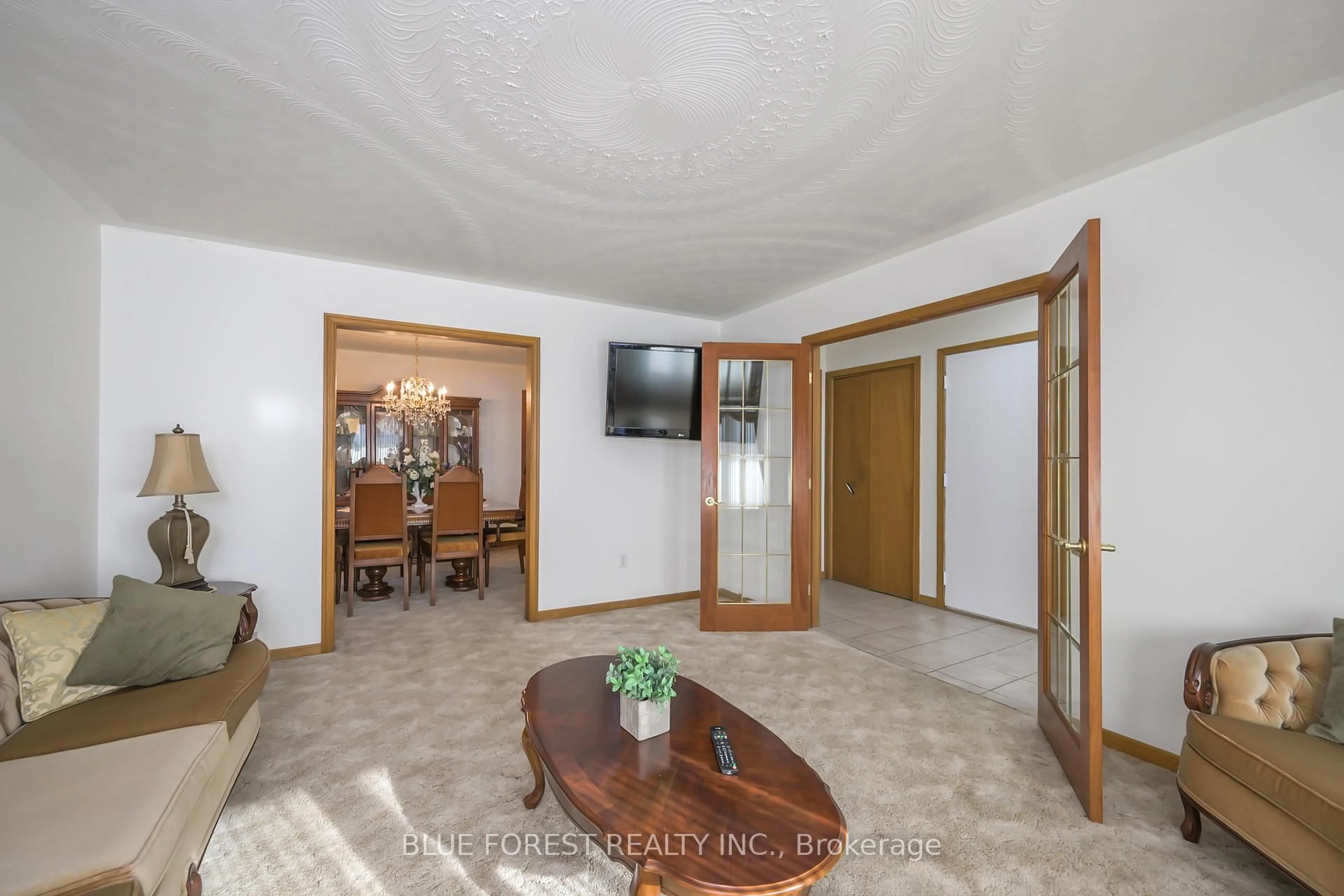 Indoor foyer for 36 Golfdale Cres, London South Ontario N6C 5P1