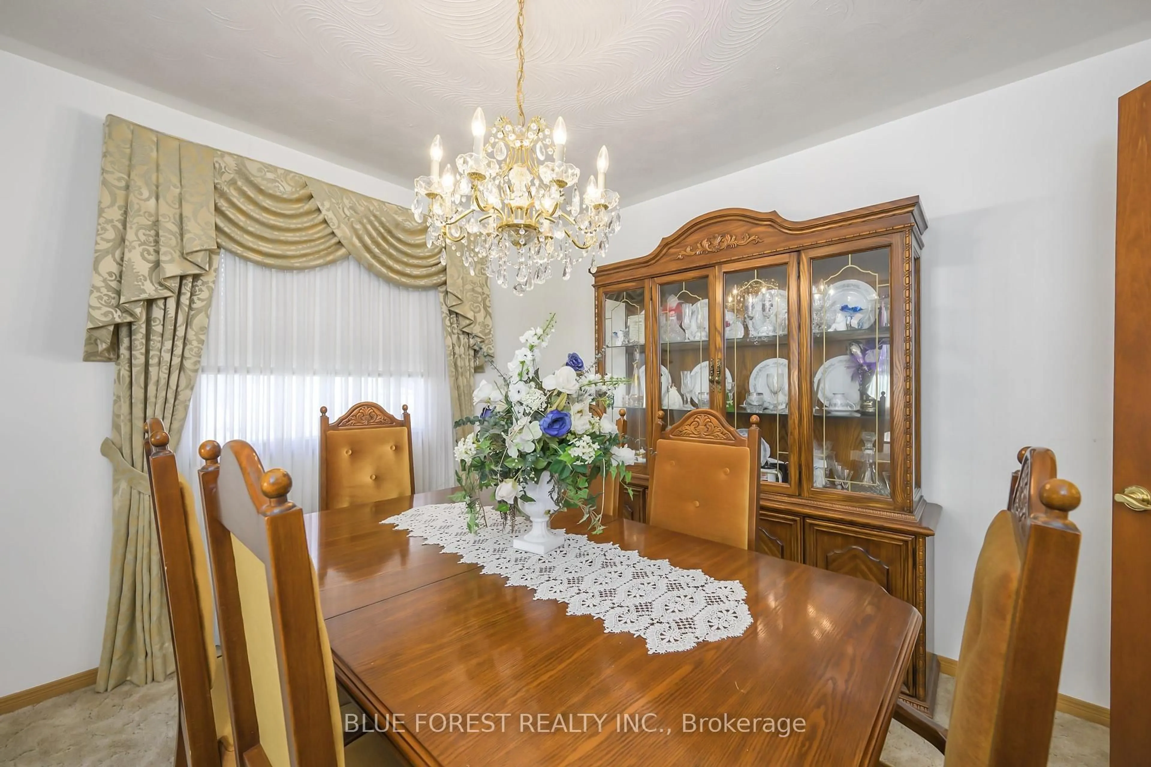 Dining room, wood/laminate floor for 36 Golfdale Cres, London South Ontario N6C 5P1