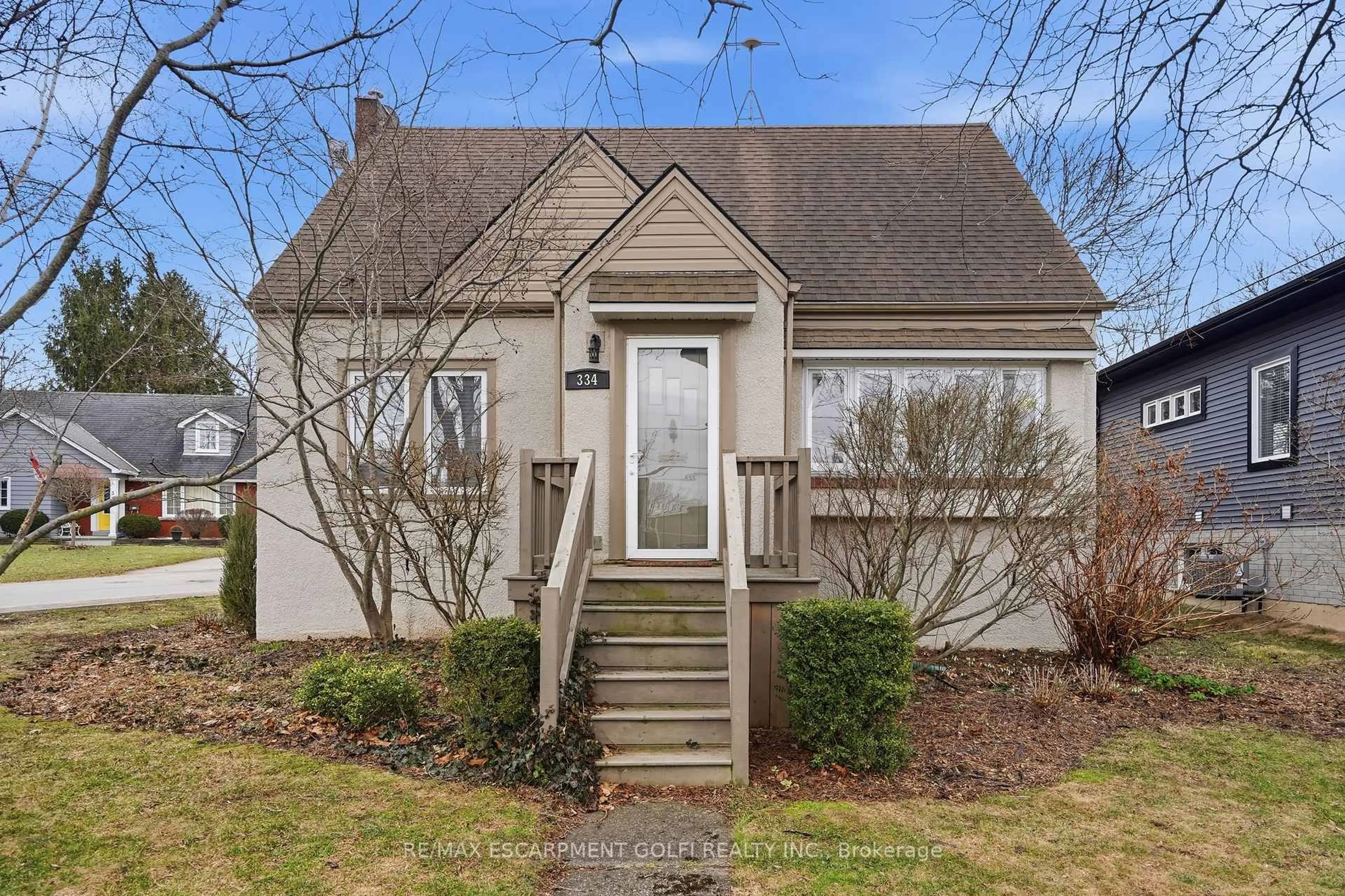 Home with vinyl exterior material, street for 334 Sugarloaf St, Port Colborne Ontario L3K 2P3