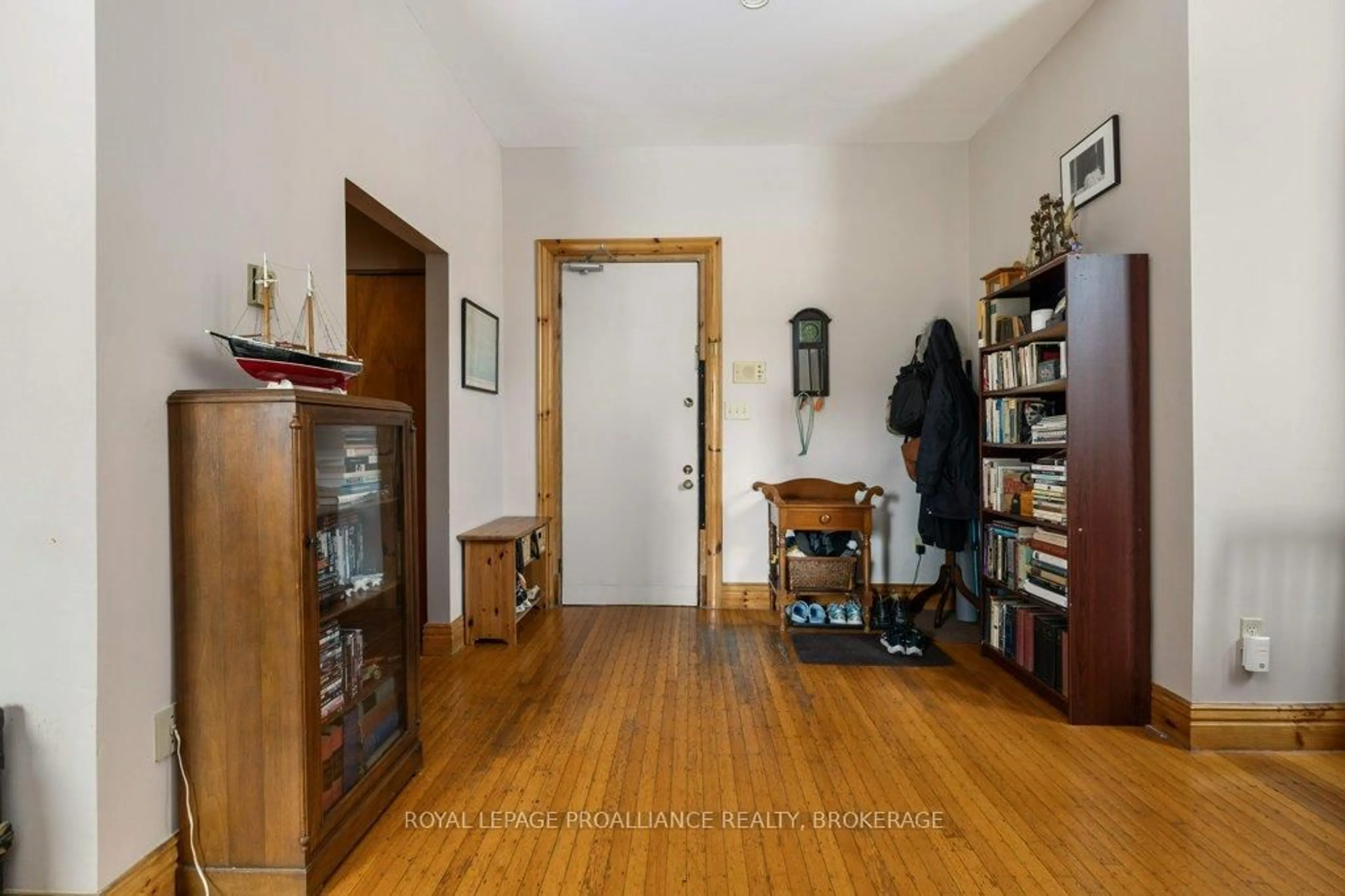 Indoor foyer for 130 King St, Kingston Ontario K7L 3A1