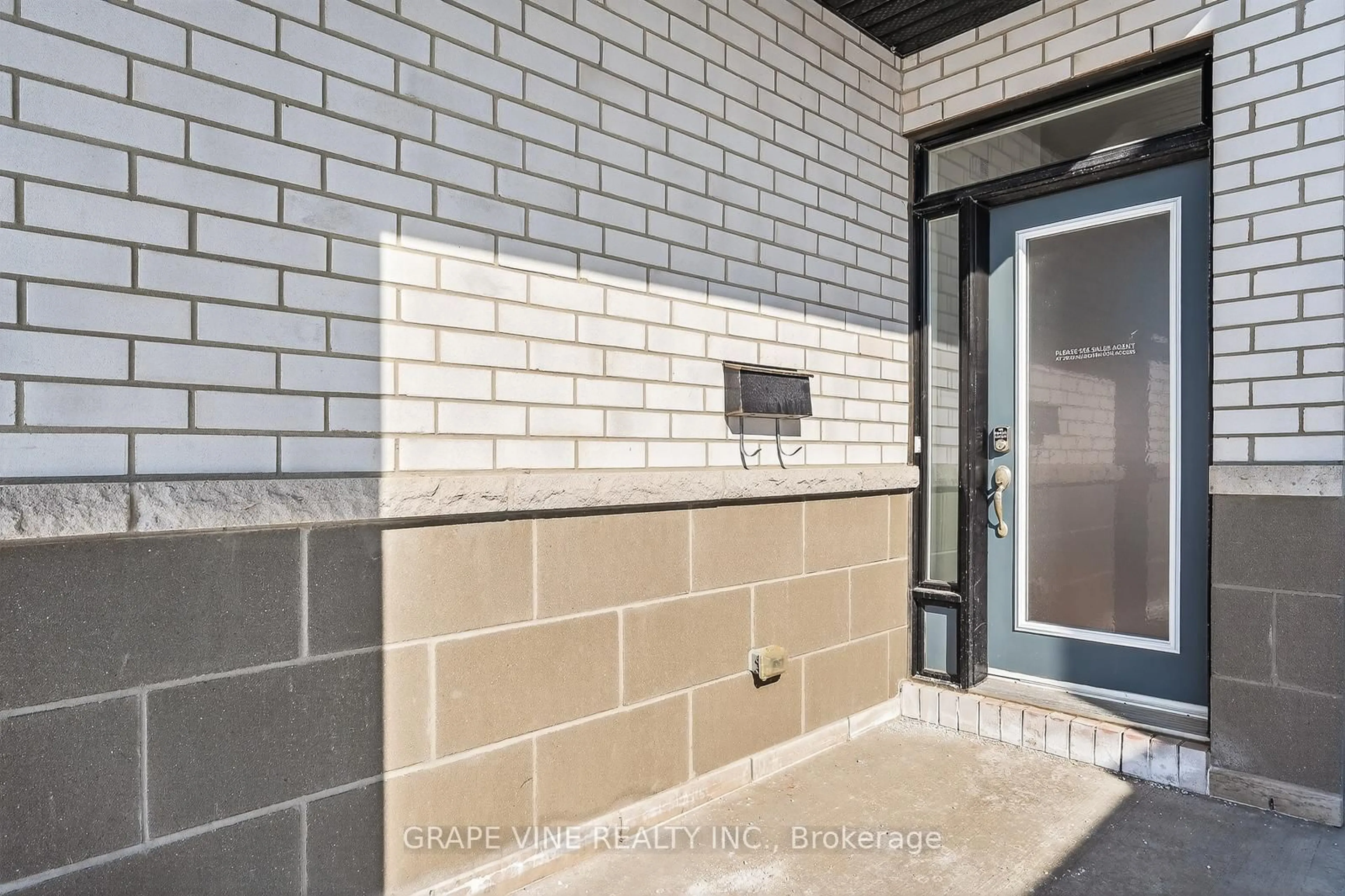 Contemporary bathroom, ceramic/tile floor for 2008 Allegrini Terr, Ottawa Ontario K2S 2S7