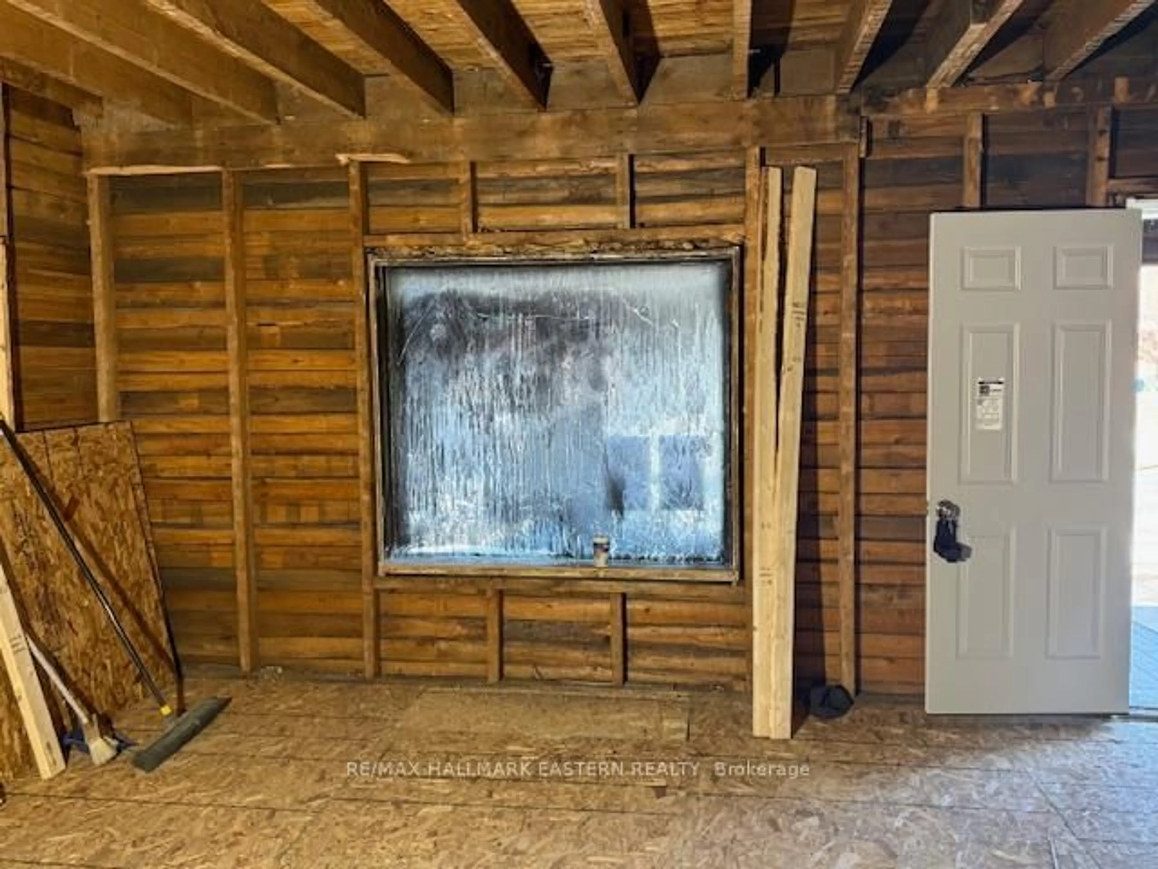 Indoor entryway for 585 Bolivar St, Peterborough Ontario K9J 4R9