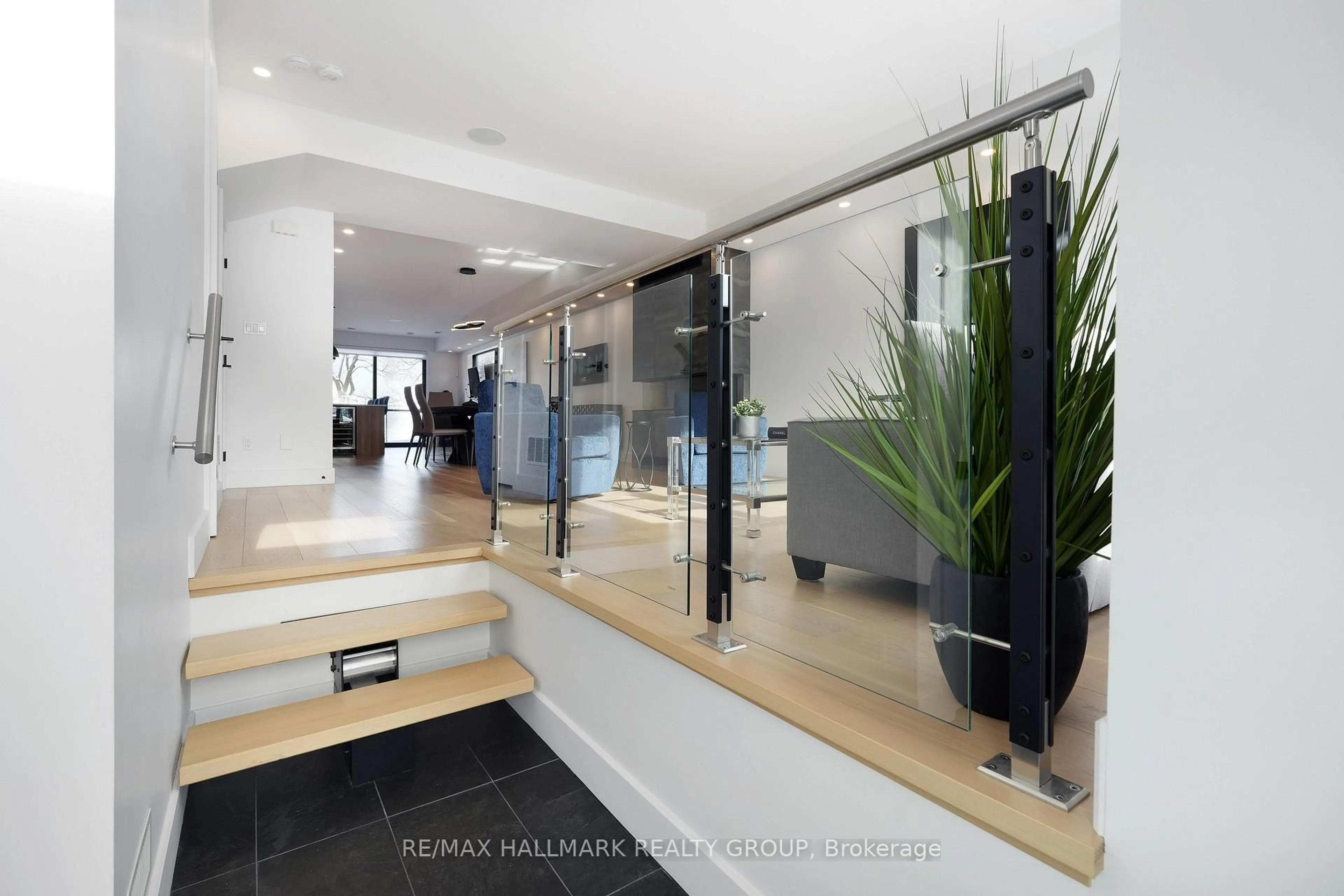 Indoor foyer for 2167 Rice Ave, Ottawa Ontario K2A 0C5