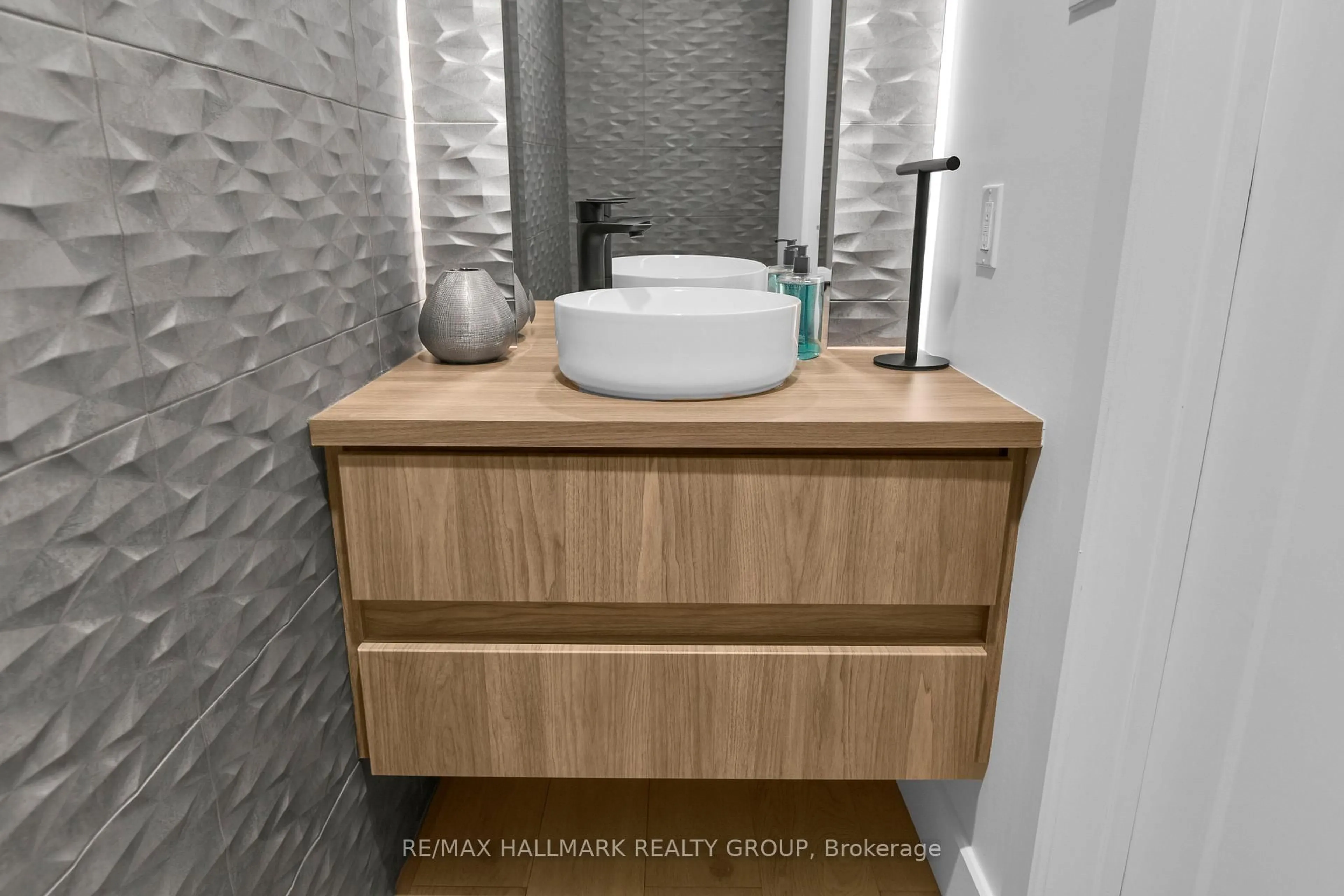 Contemporary bathroom, ceramic/tile floor for 2167 Rice Ave, Ottawa Ontario K2A 0C5