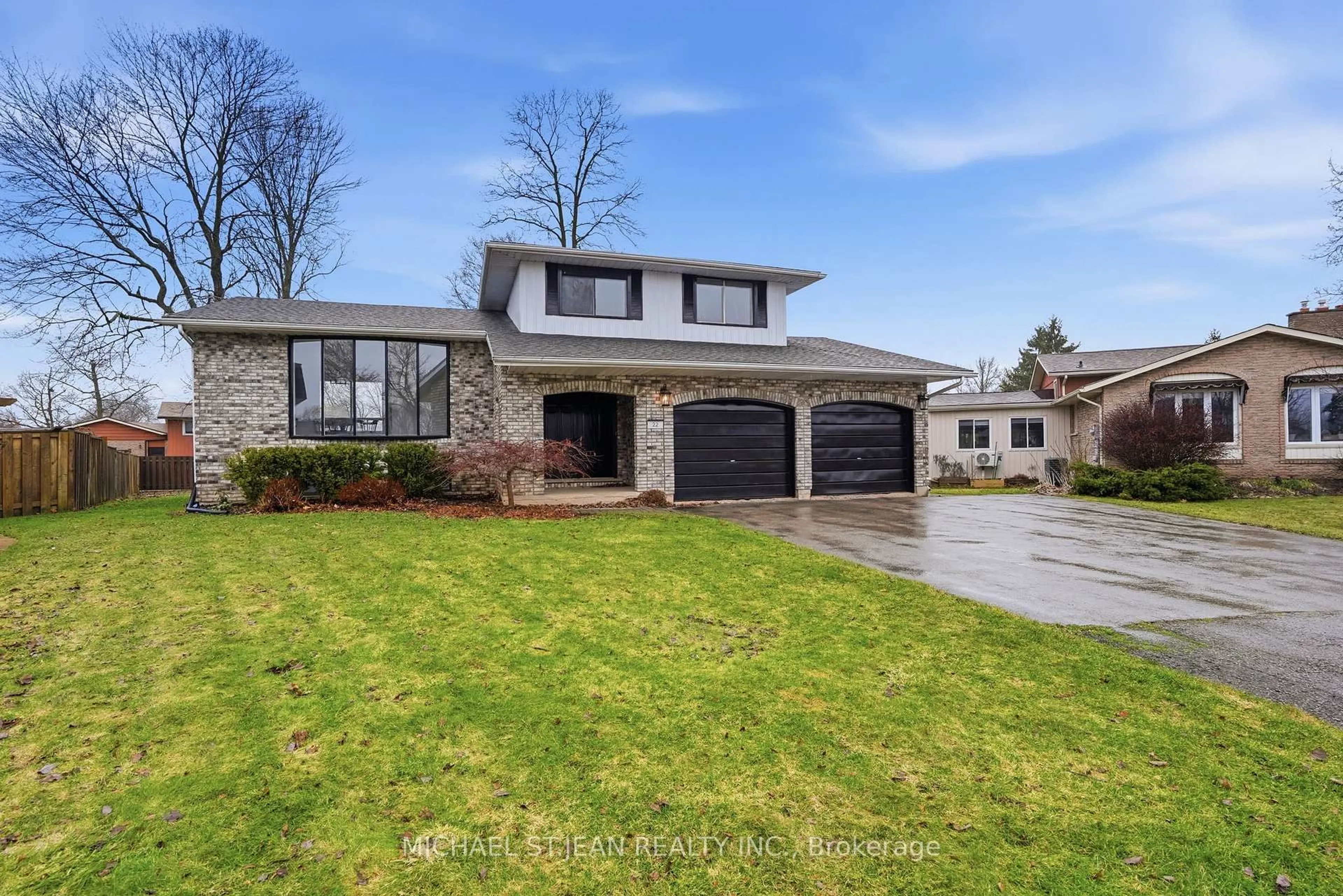 Home with brick exterior material, street for 22 Little John Crt, Welland Ontario L3C 5X2