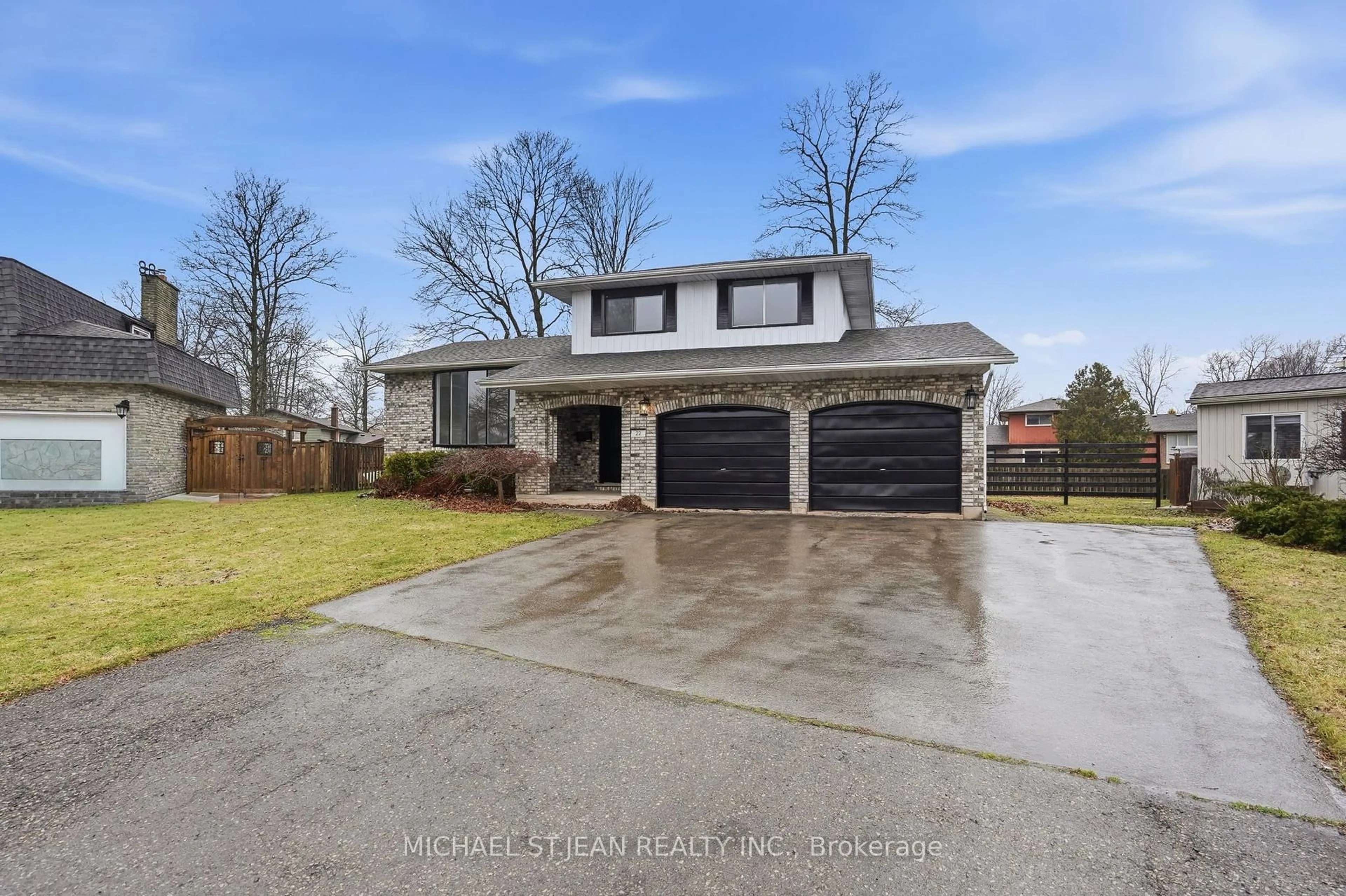 A pic from outside/outdoor area/front of a property/back of a property/a pic from drone, street for 22 Little John Crt, Welland Ontario L3C 5X2