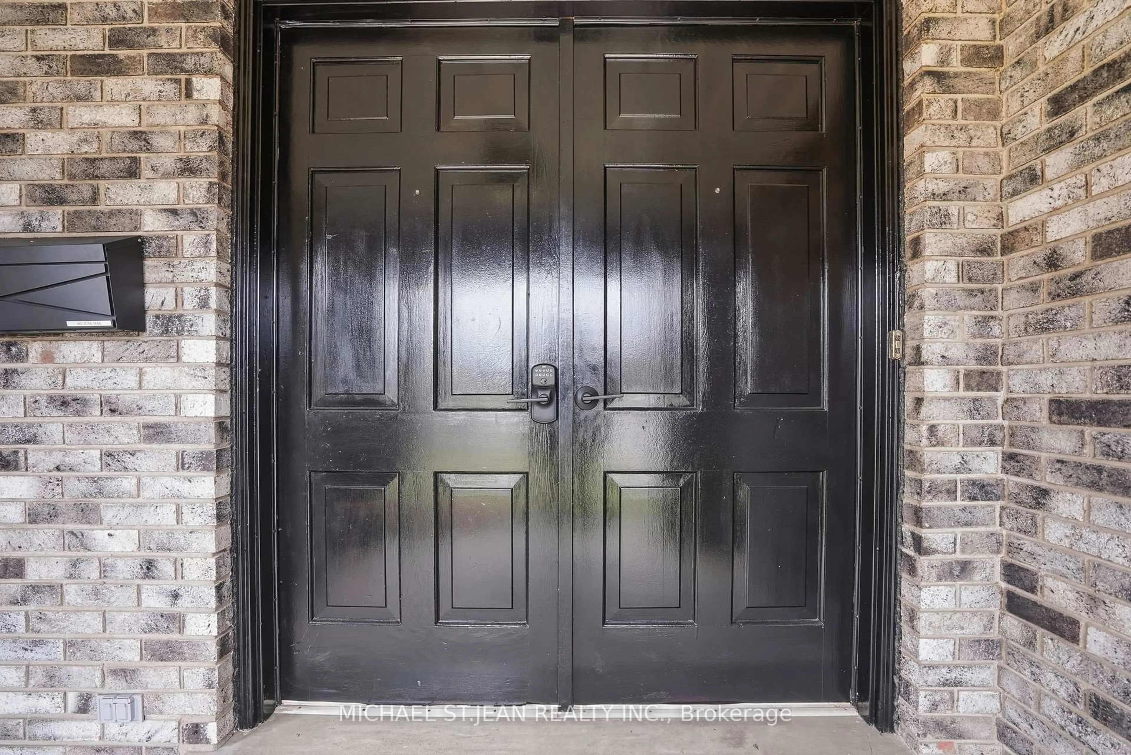 Indoor entryway for 22 Little John Crt, Welland Ontario L3C 5X2