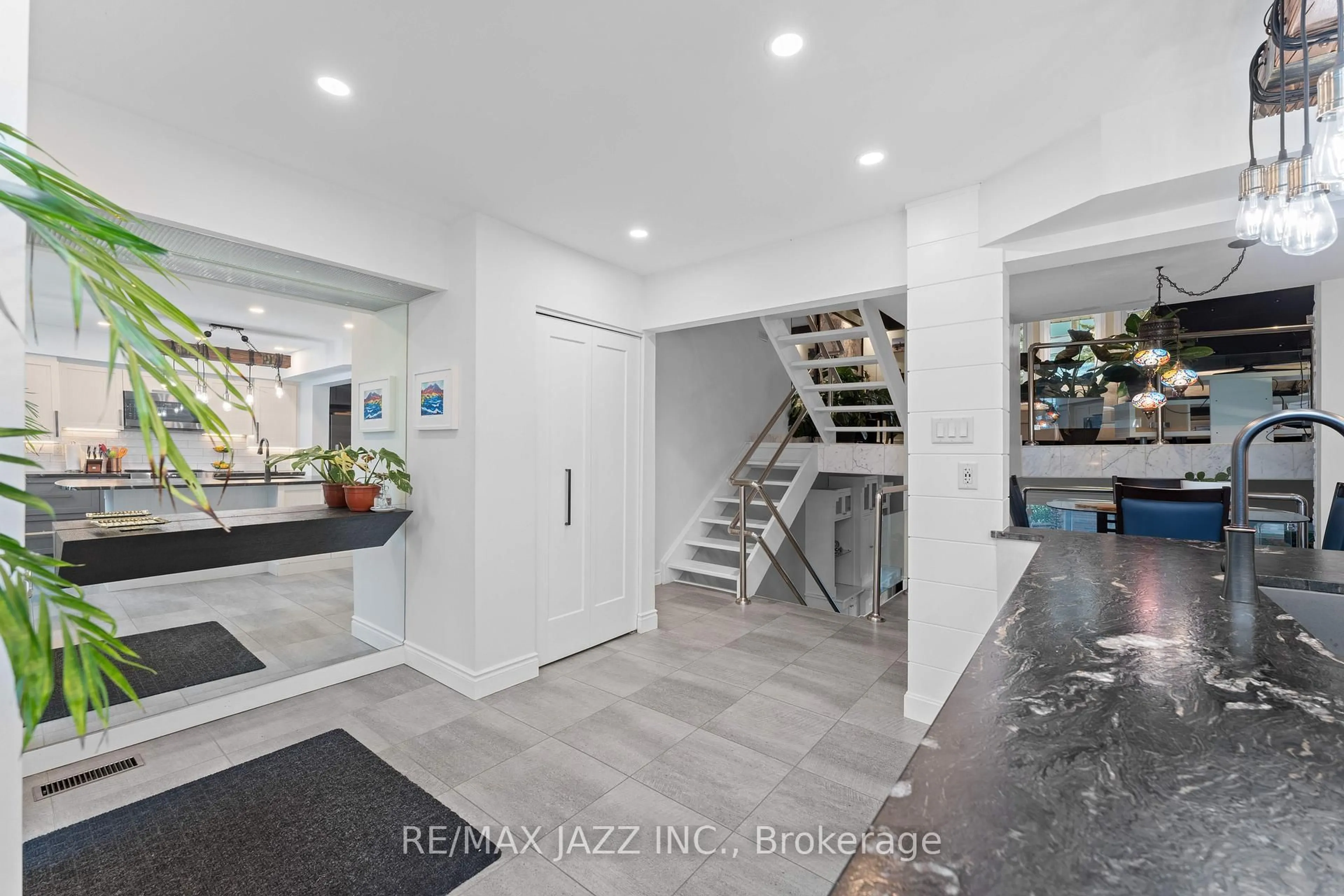 Unknown for 1 Place D'armes #48, Kingston Ontario K7K 6S2