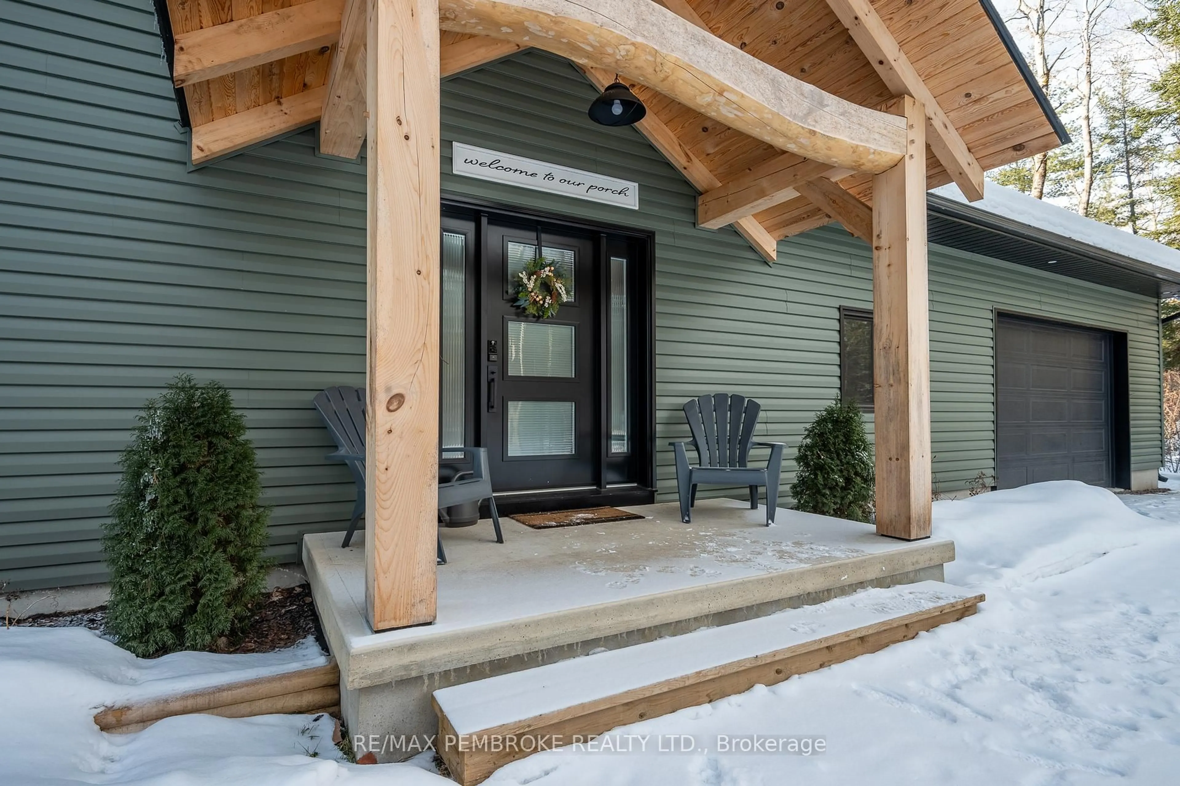 Indoor entryway for 13 Rantz Rd, Petawawa Ontario K8H 2W8