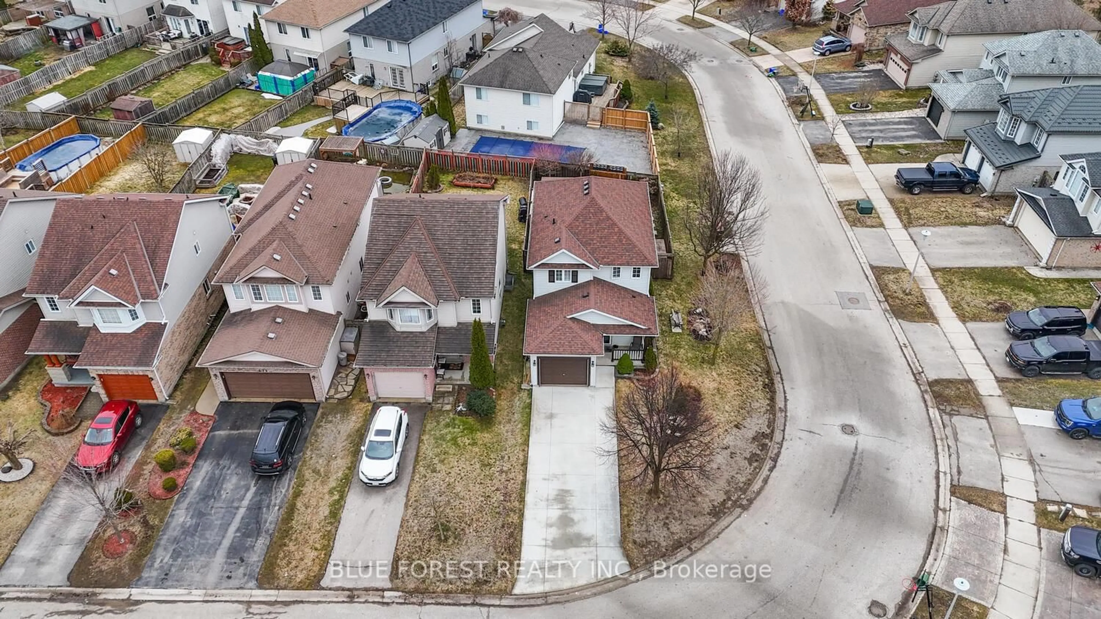A pic from outside/outdoor area/front of a property/back of a property/a pic from drone, street for 696 Fieldgate Circ, London East Ontario N5V 5E8
