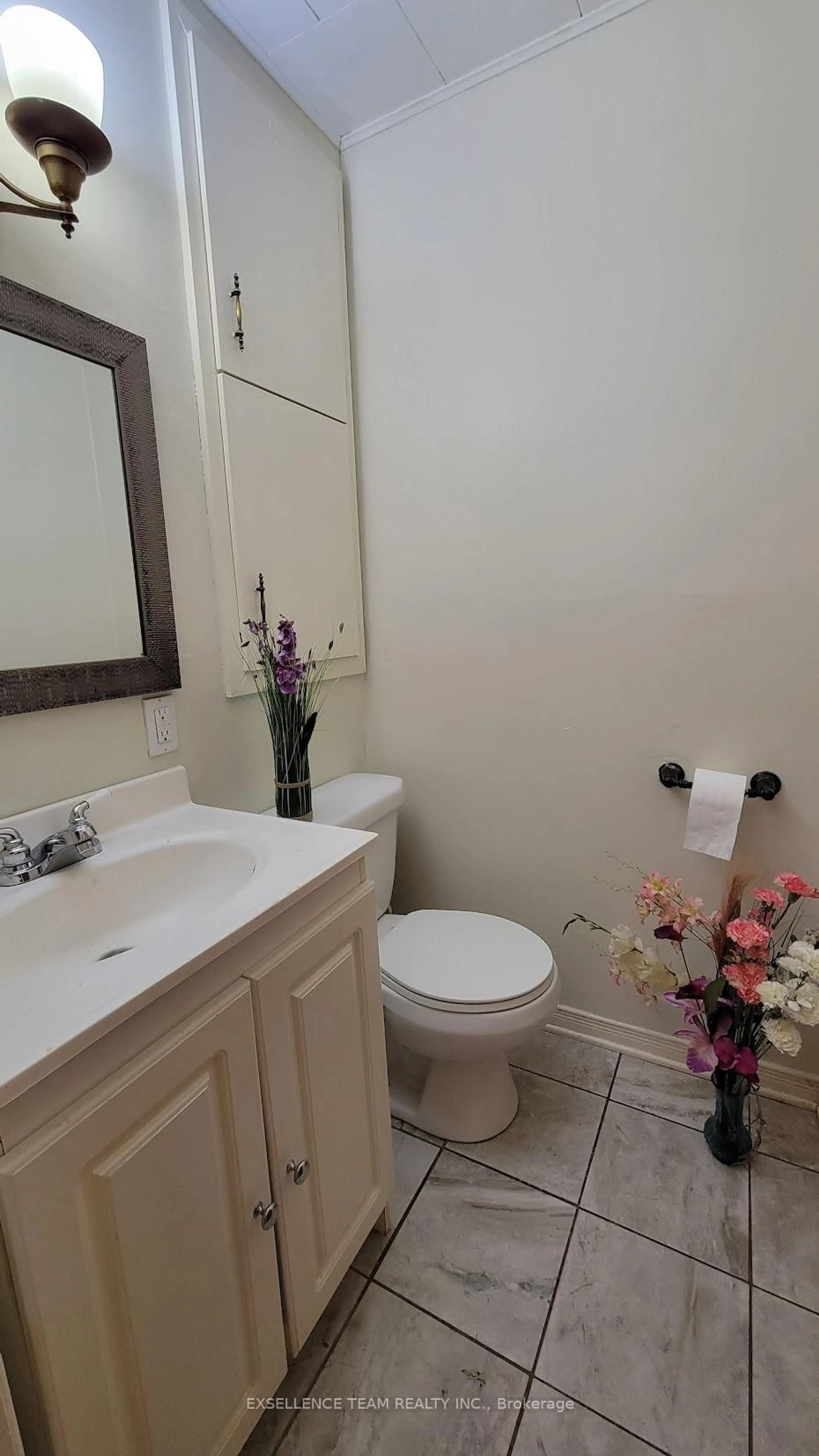 Standard bathroom, unknown for 521 York St, Cornwall Ontario K6J 3Z9