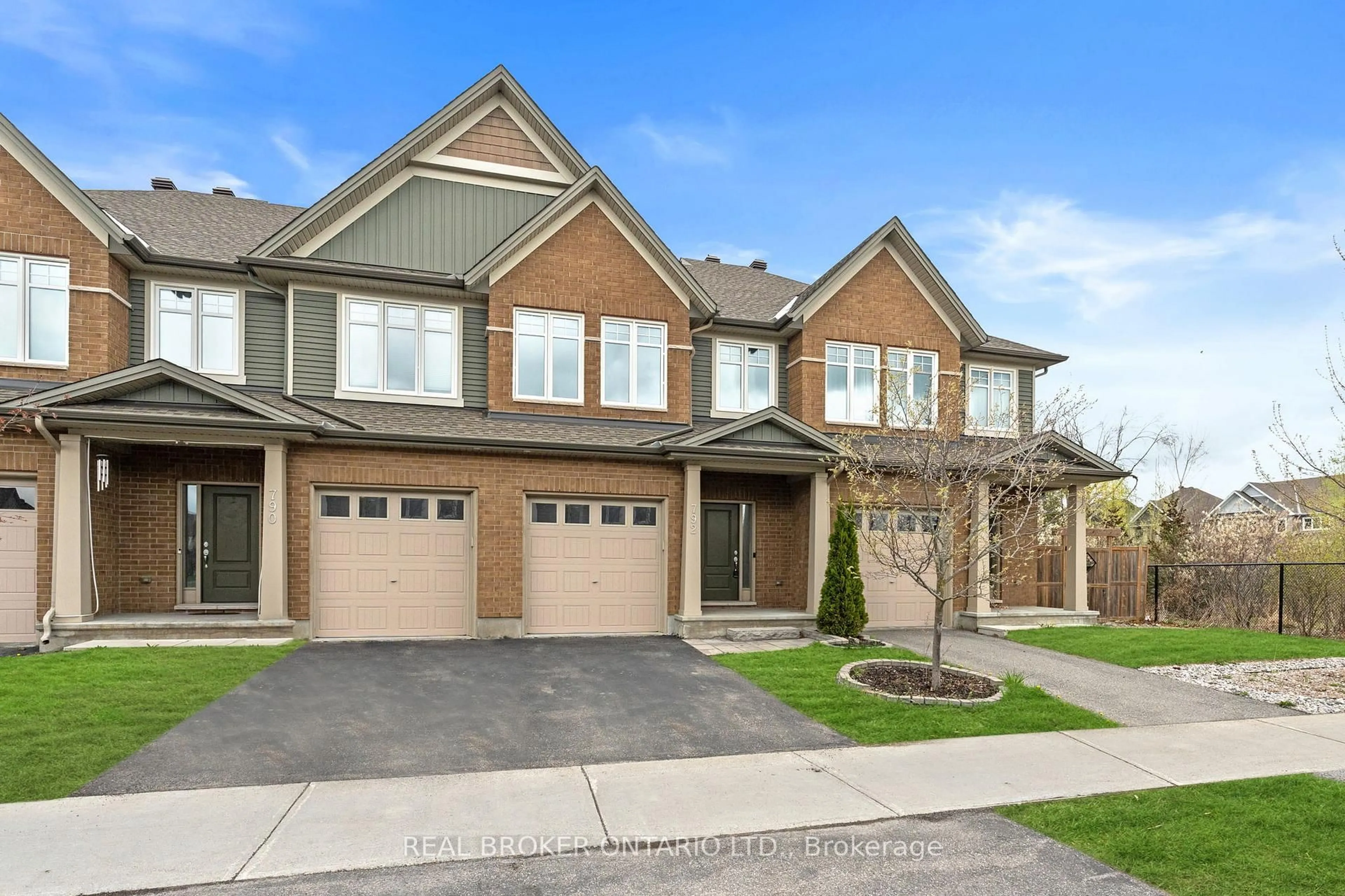 Home with brick exterior material, street for 792 Cedar Creek Dr, Ottawa Ontario K1T 0M6