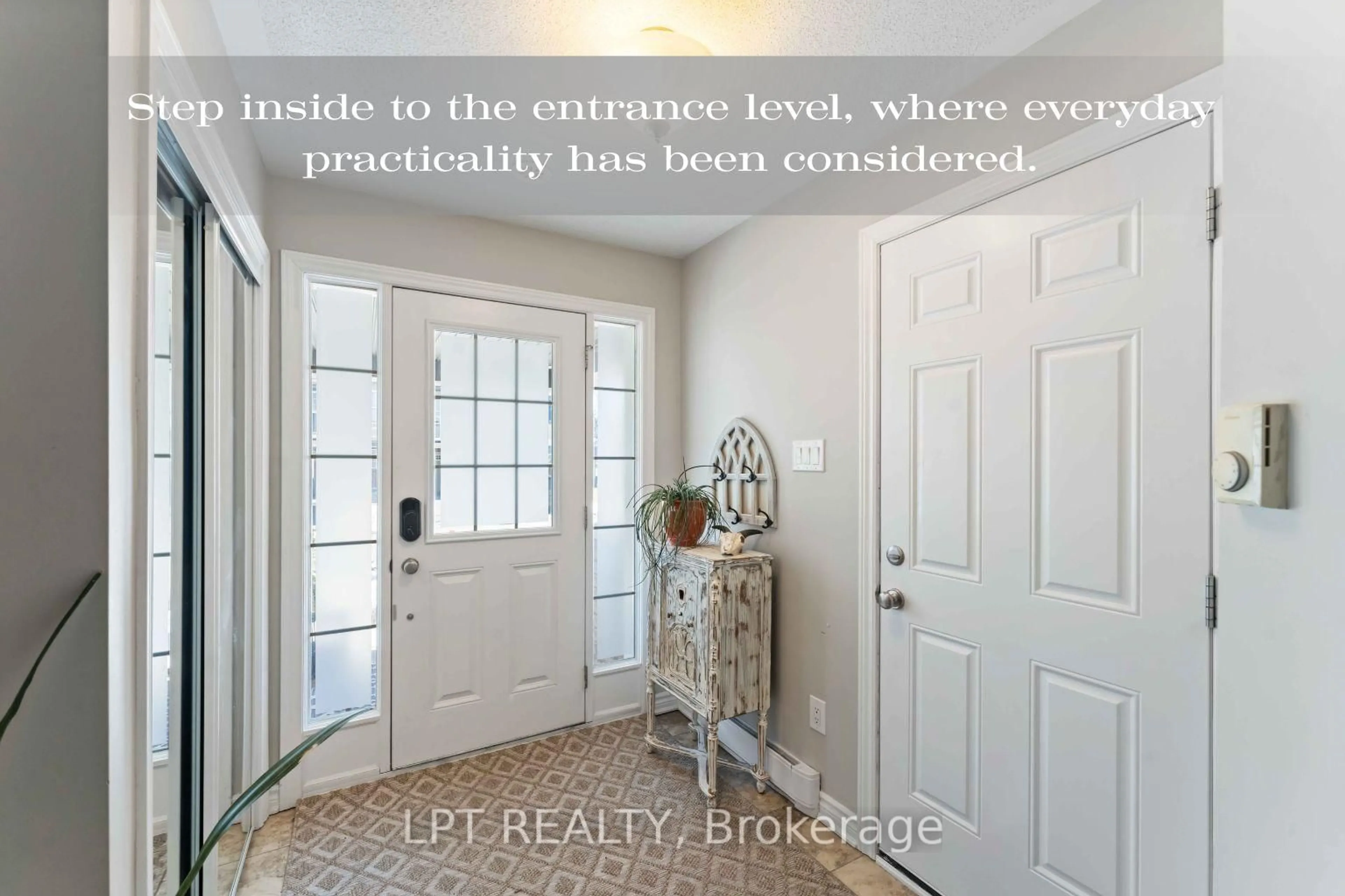 Indoor entryway for 607 Meadowcreek Circ, Ottawa Ontario K2M 0J9