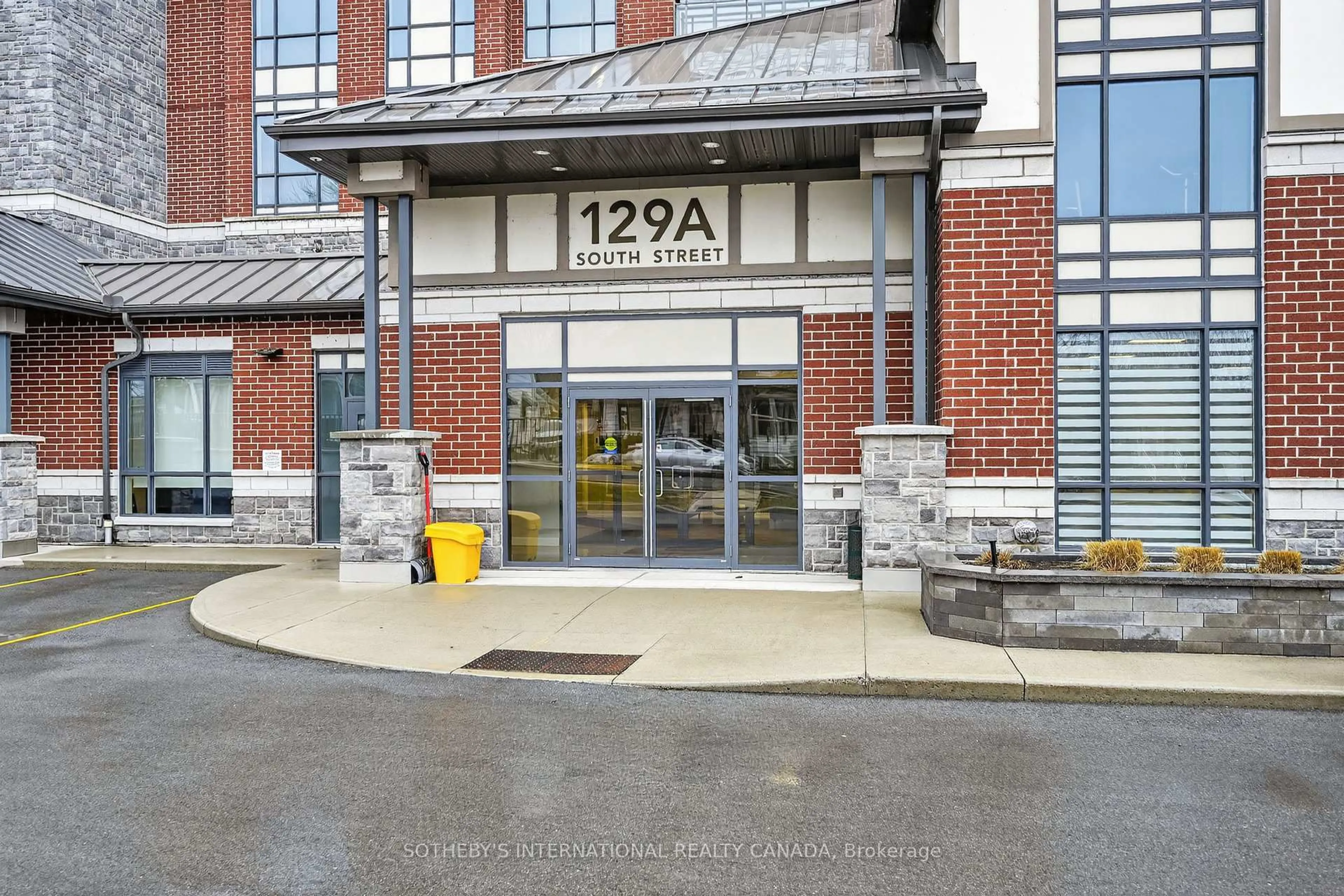 Indoor foyer for 129A South St #406, Gananoque Ontario K7G 0A9