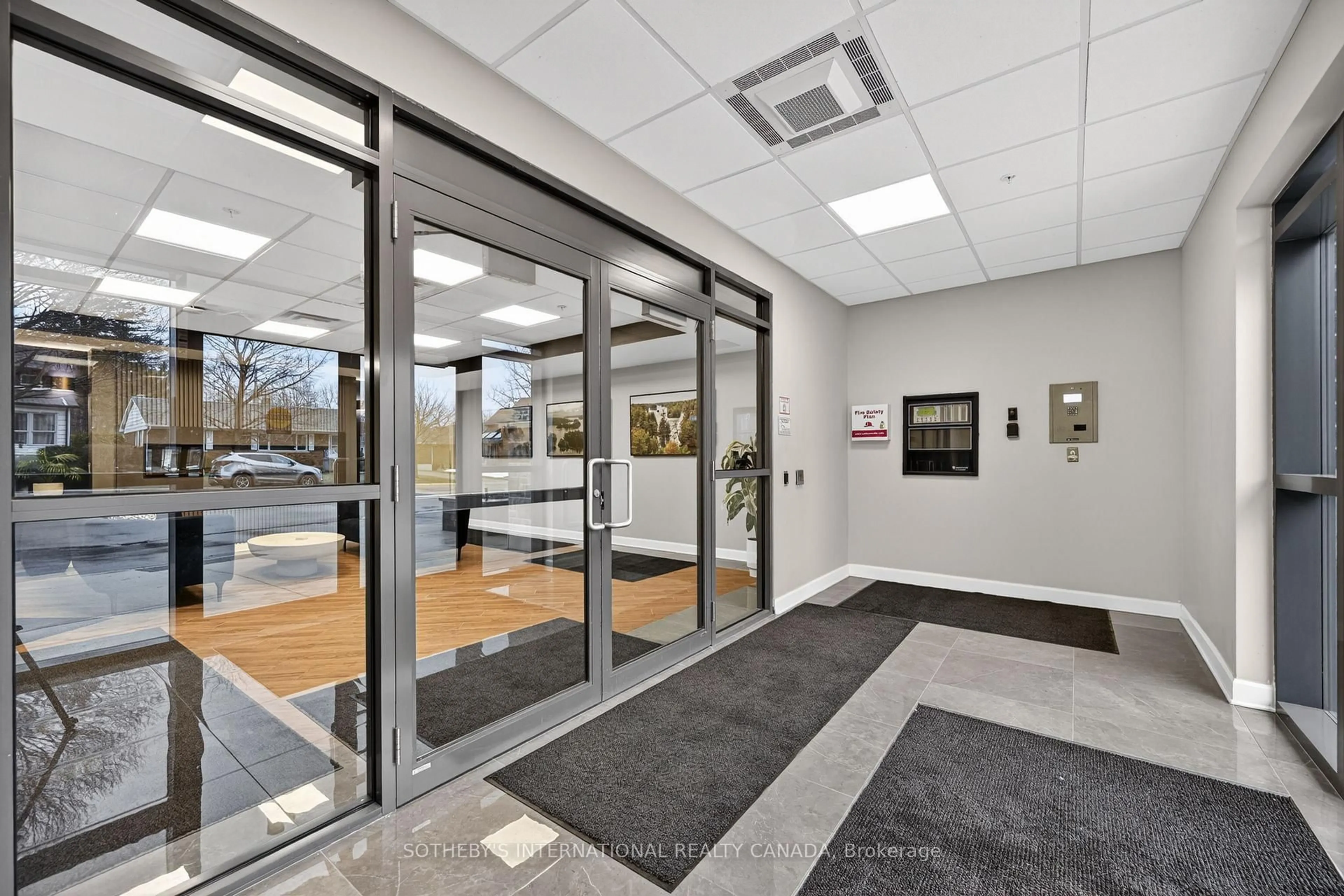 Indoor foyer for 129A South St #406, Gananoque Ontario K7G 0A9