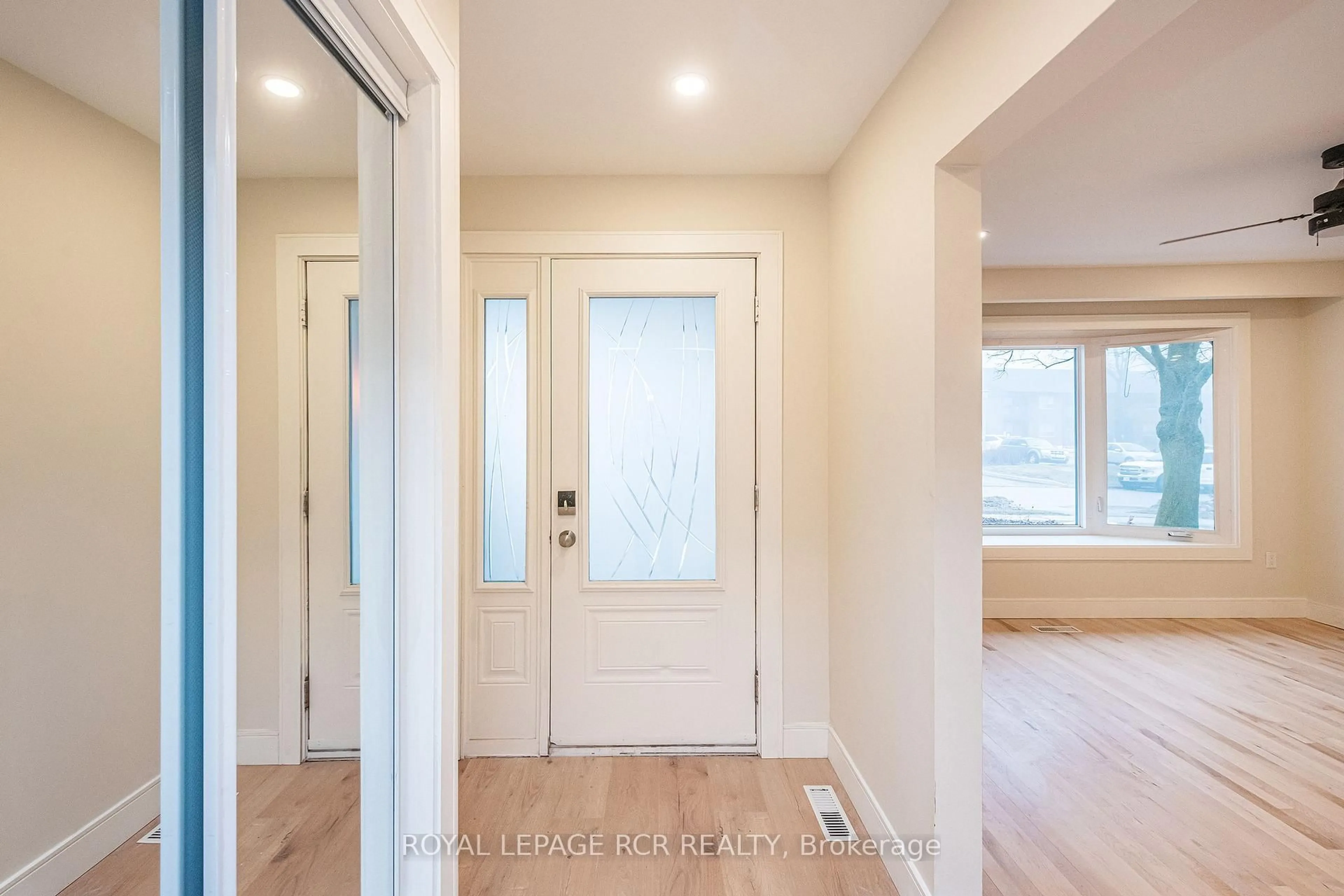 Indoor entryway for 243 Simon St, Shelburne Ontario L9V 2Y3