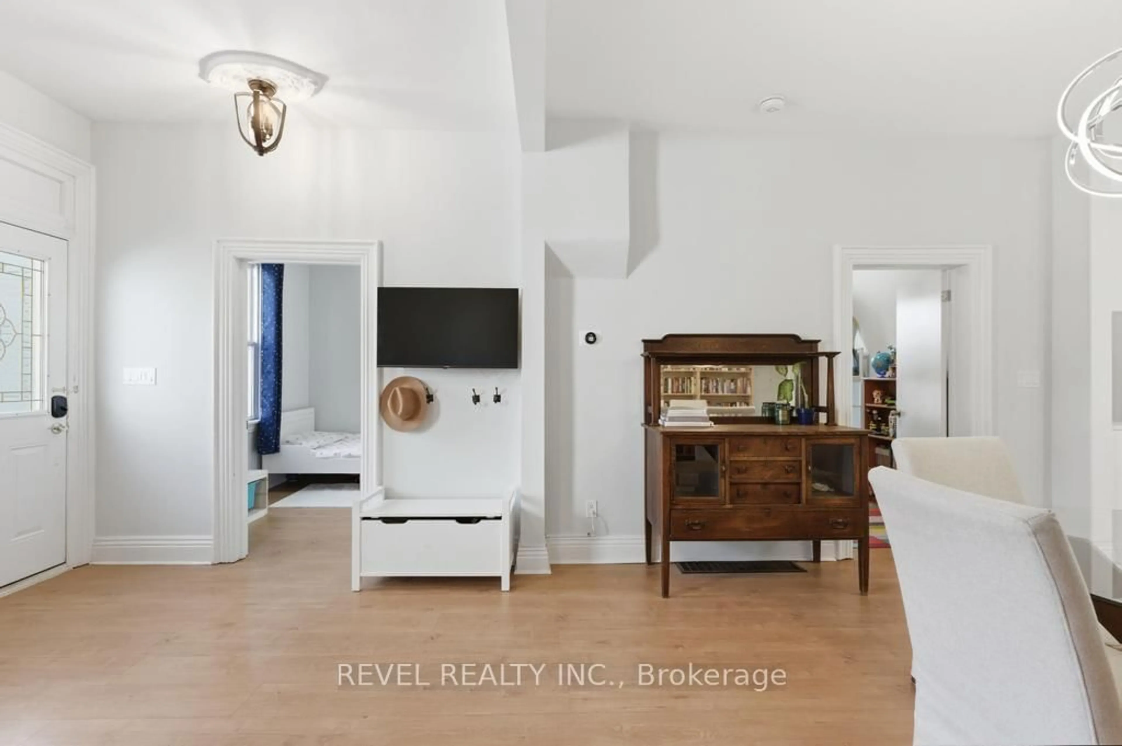 Indoor entryway for 176 Wood St, Hamilton Ontario L8L 3Y9