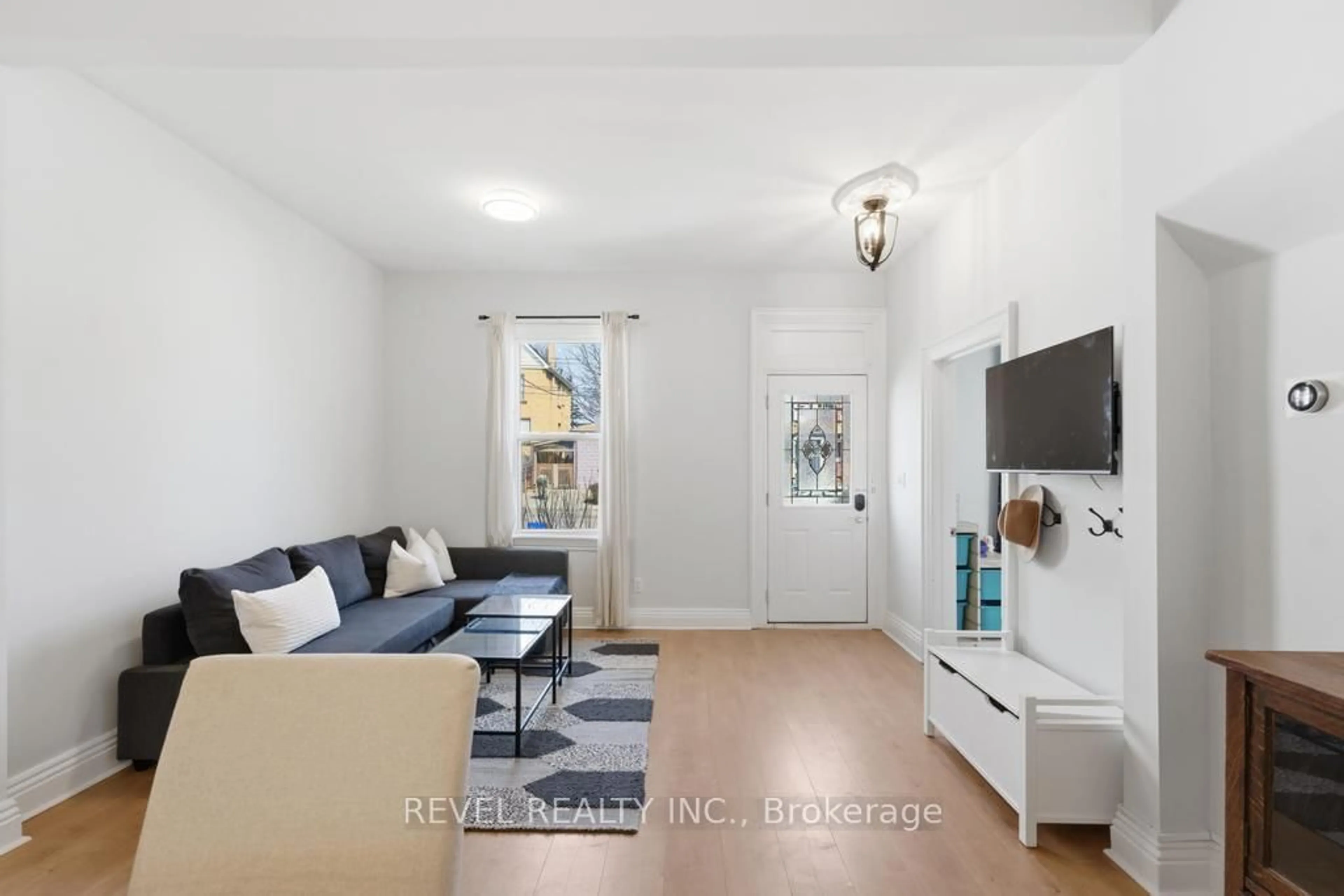 Living room with furniture, unknown for 176 Wood St, Hamilton Ontario L8L 3Y9