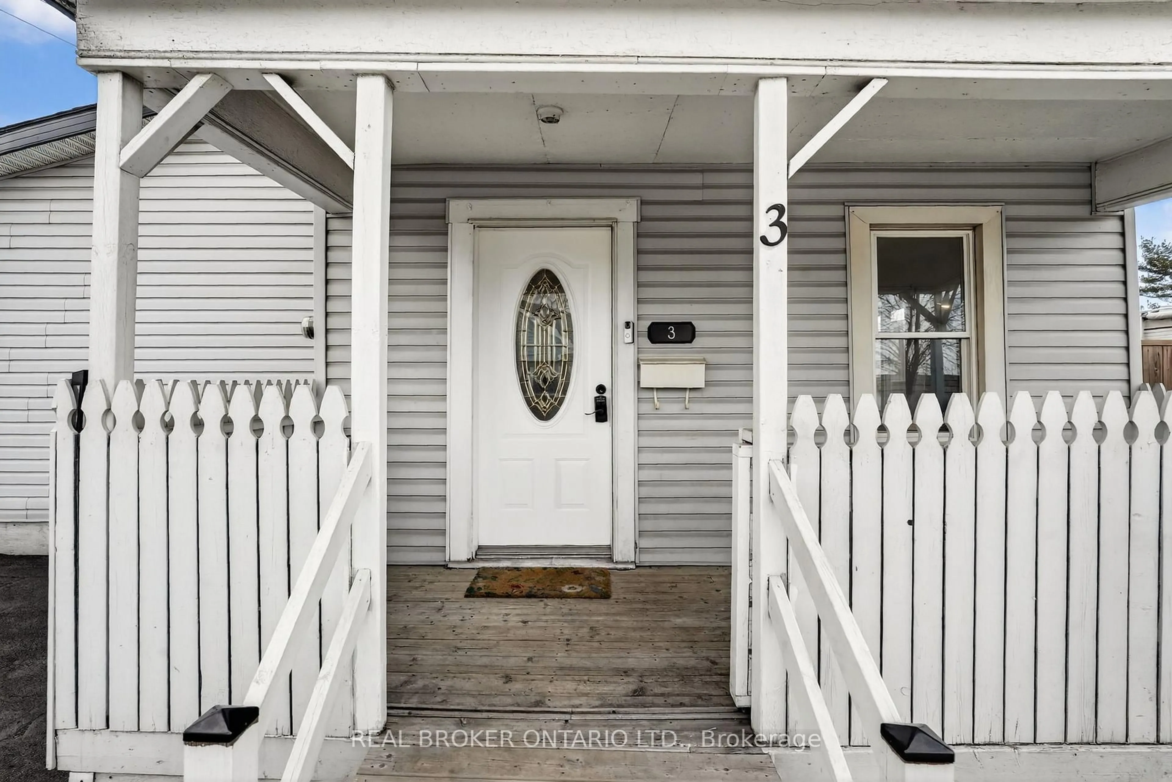 Indoor entryway for 3 Beatty Ave, Hamilton Ontario L8H 3P3