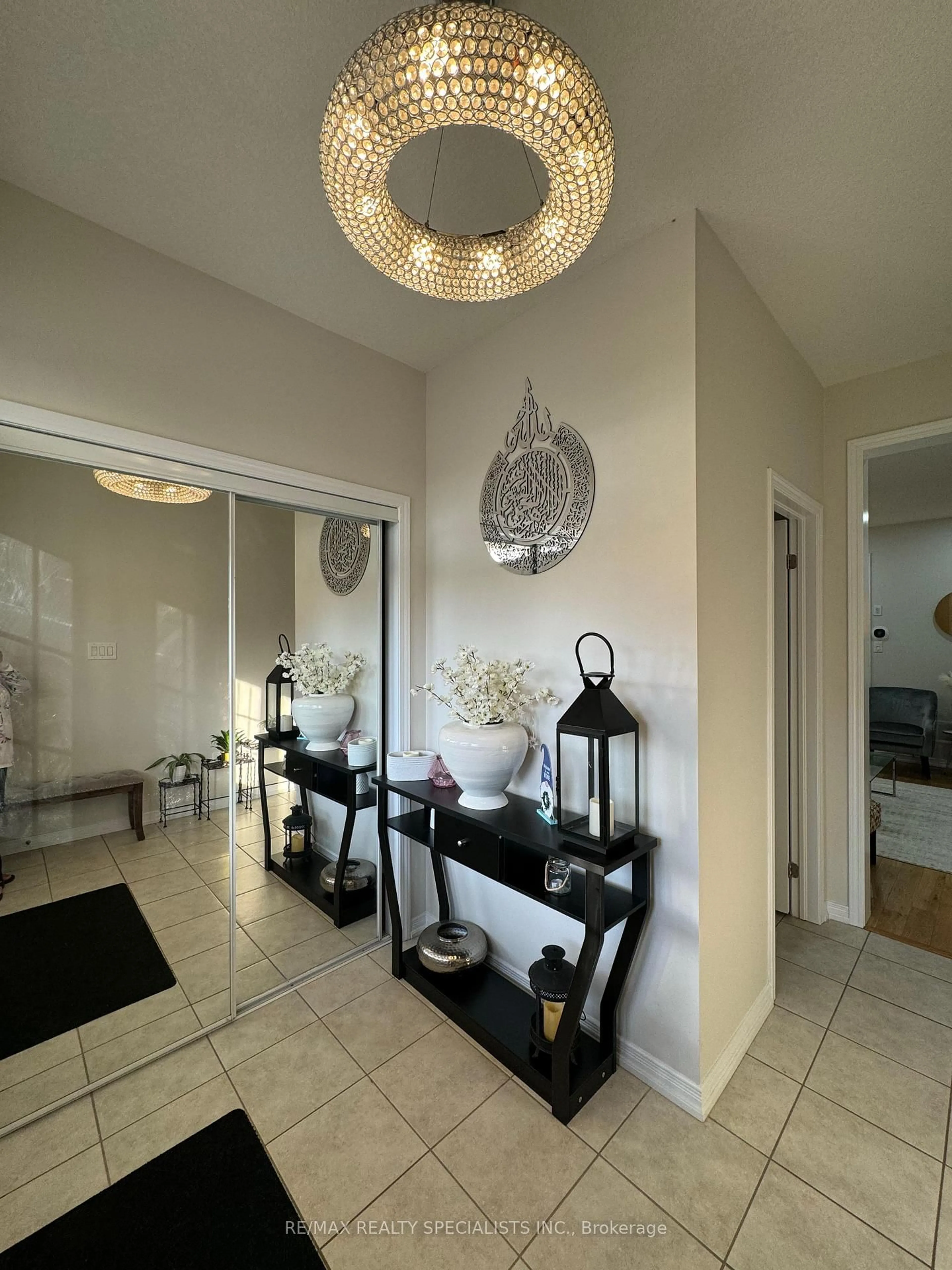 Indoor foyer for 9 Munro Circ, Brantford Ontario N3T 0R1