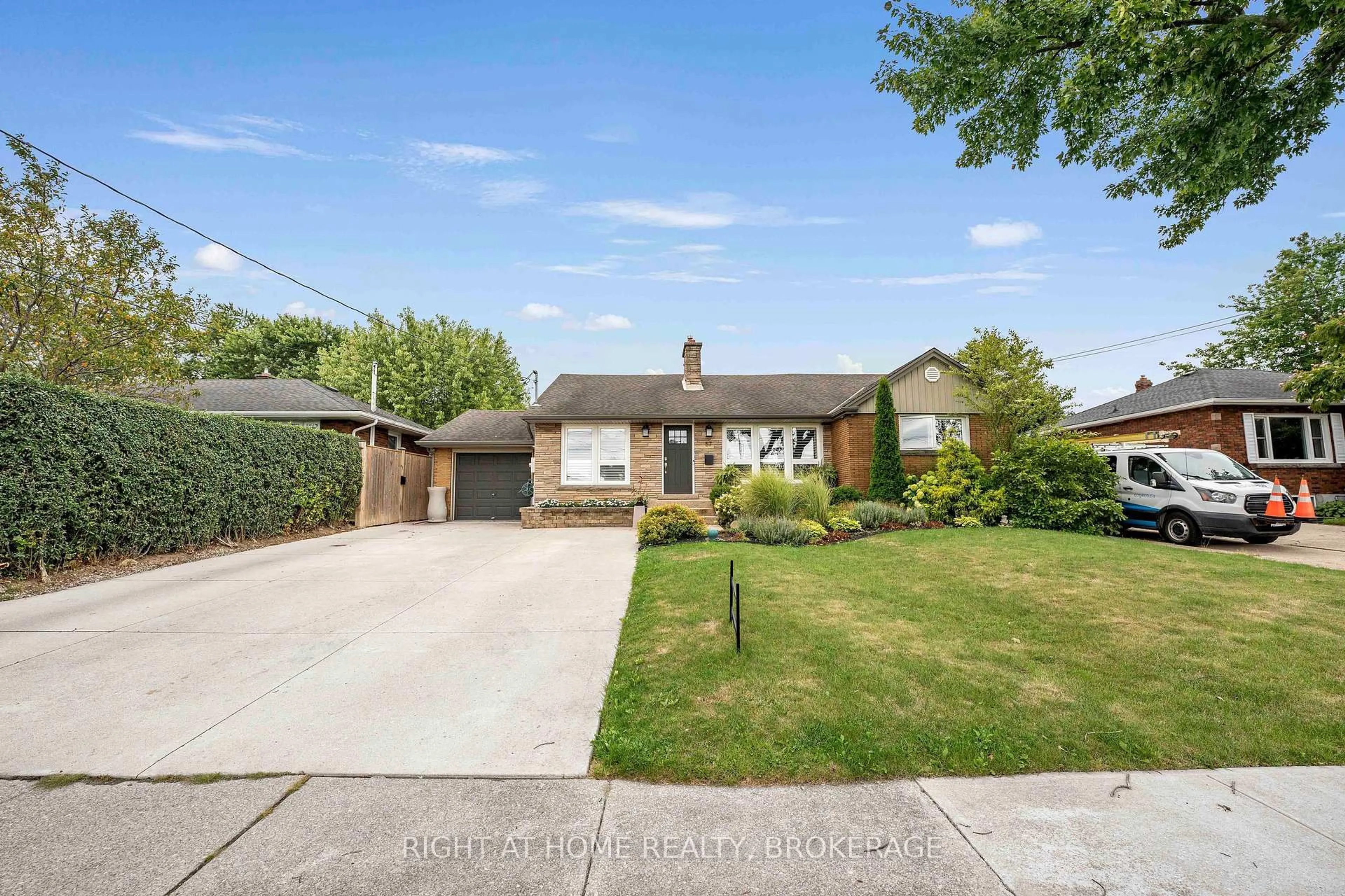 A pic from outside/outdoor area/front of a property/back of a property/a pic from drone, street for 57 Metcalfe St, Thorold Ontario L2V 3A2