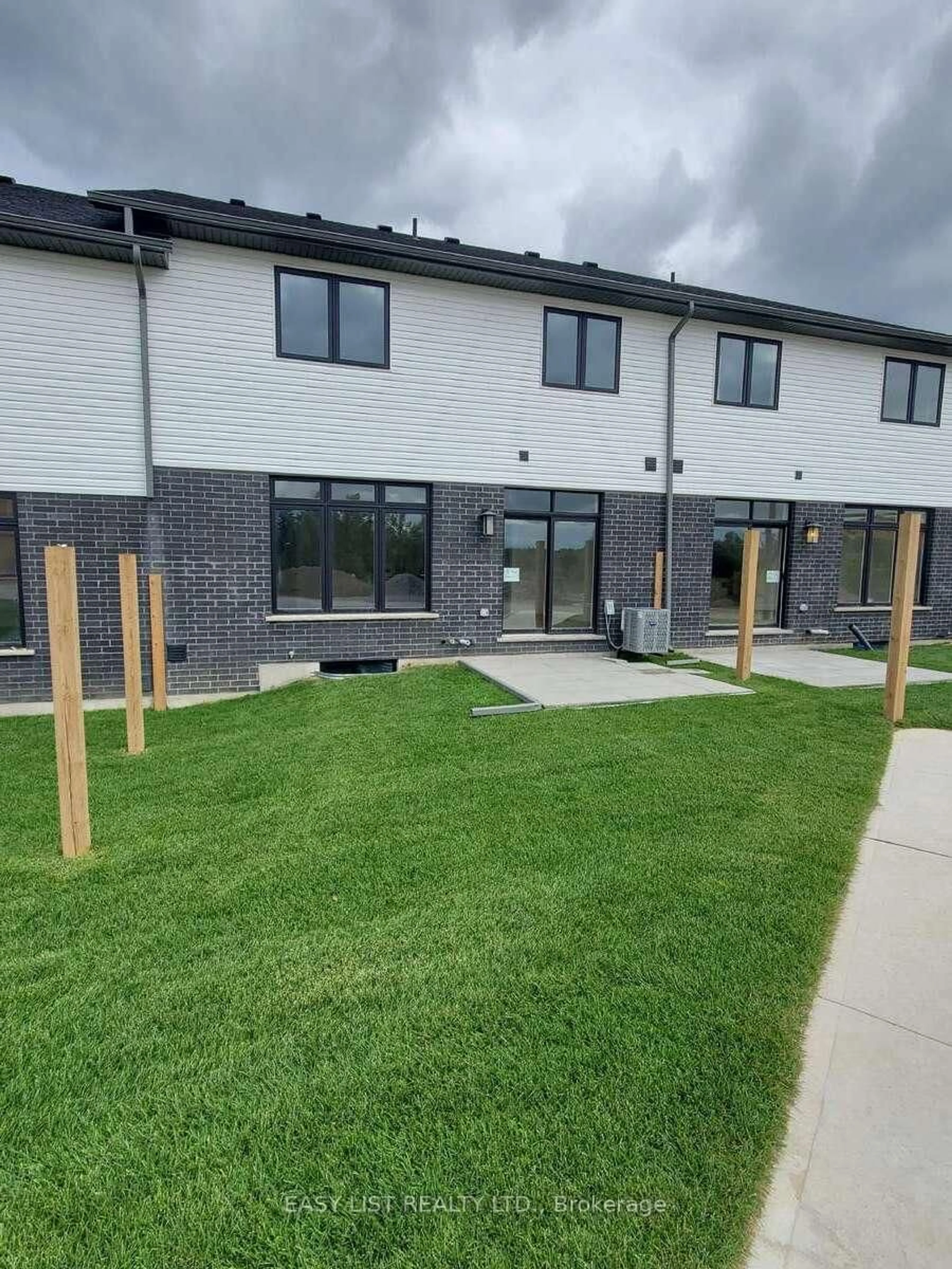 A pic from outside/outdoor area/front of a property/back of a property/a pic from drone, building for 55 Teal Dr #41, Guelph Ontario N1C 1G4