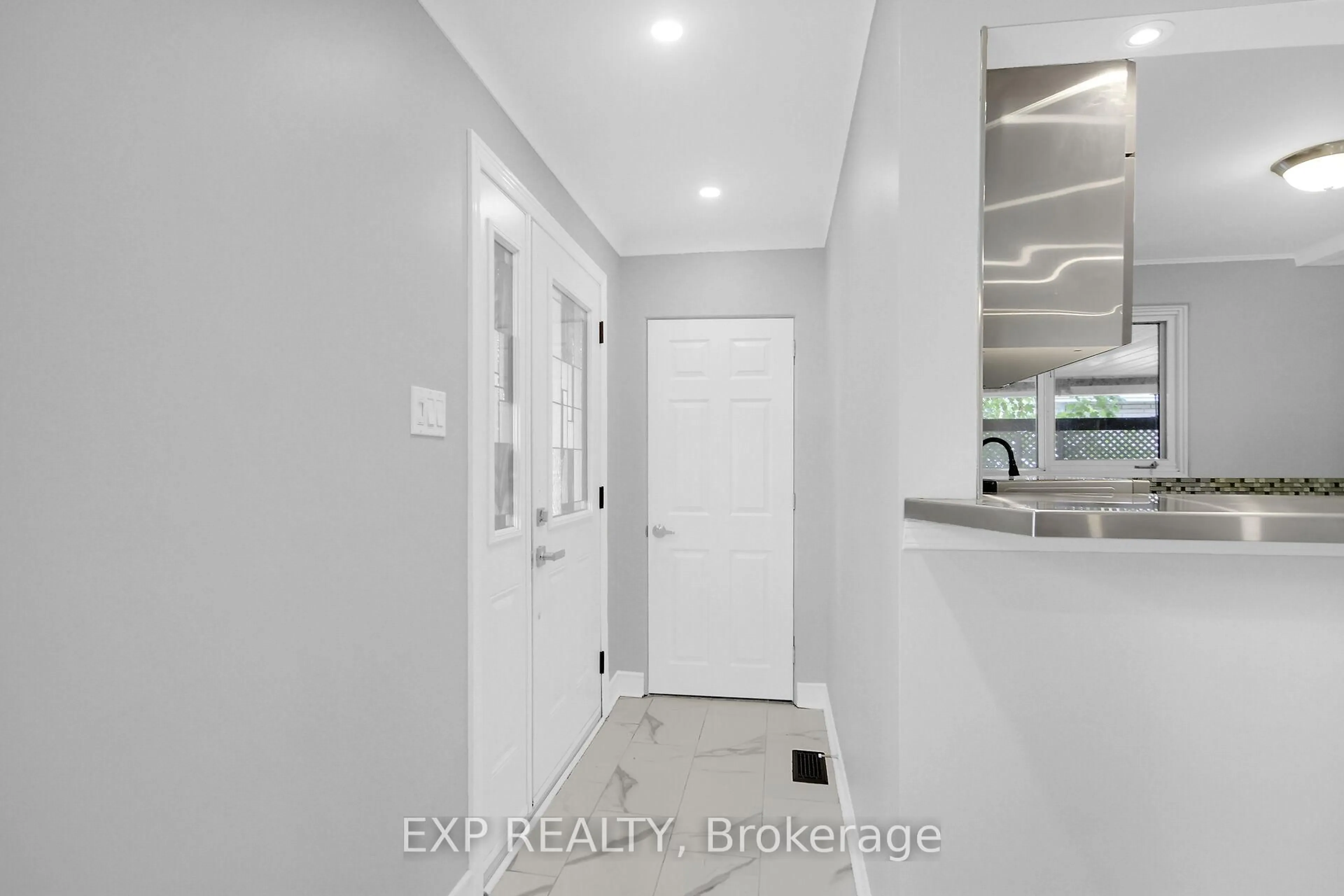 Indoor entryway for 2247 Miramichi St, Ottawa Ontario K2C 0Z1