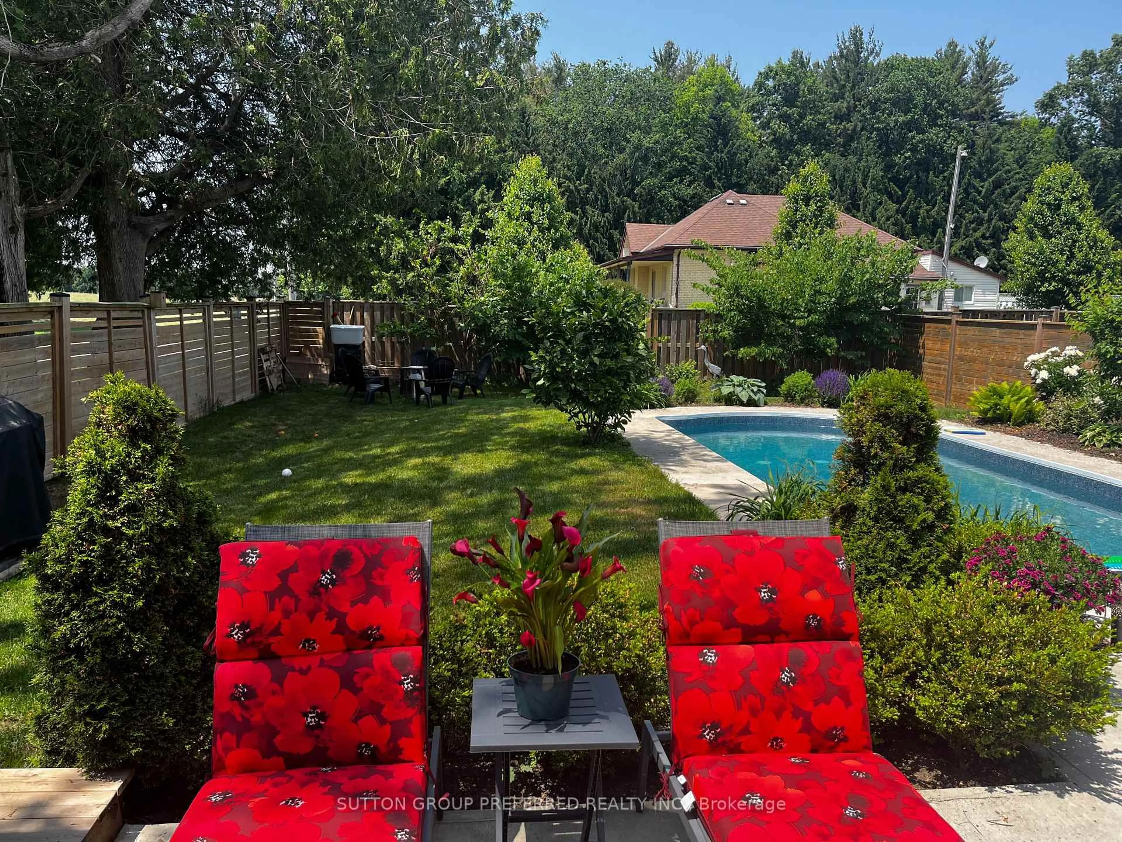 Patio, unknown for 21 Armstrong St, Strathroy-Caradoc Ontario N0L 1V0
