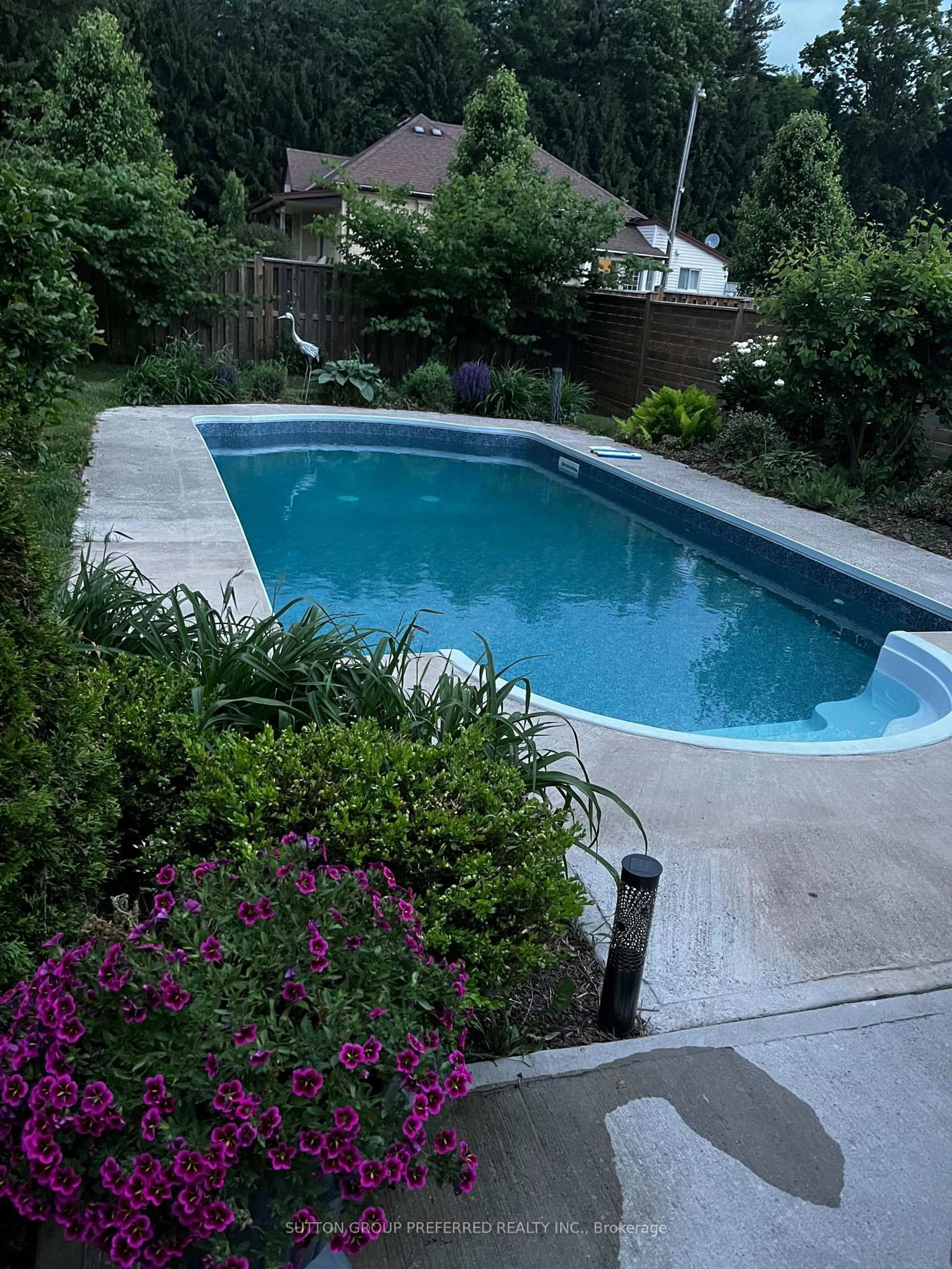 Pool for 21 Armstrong St, Strathroy-Caradoc Ontario N0L 1V0