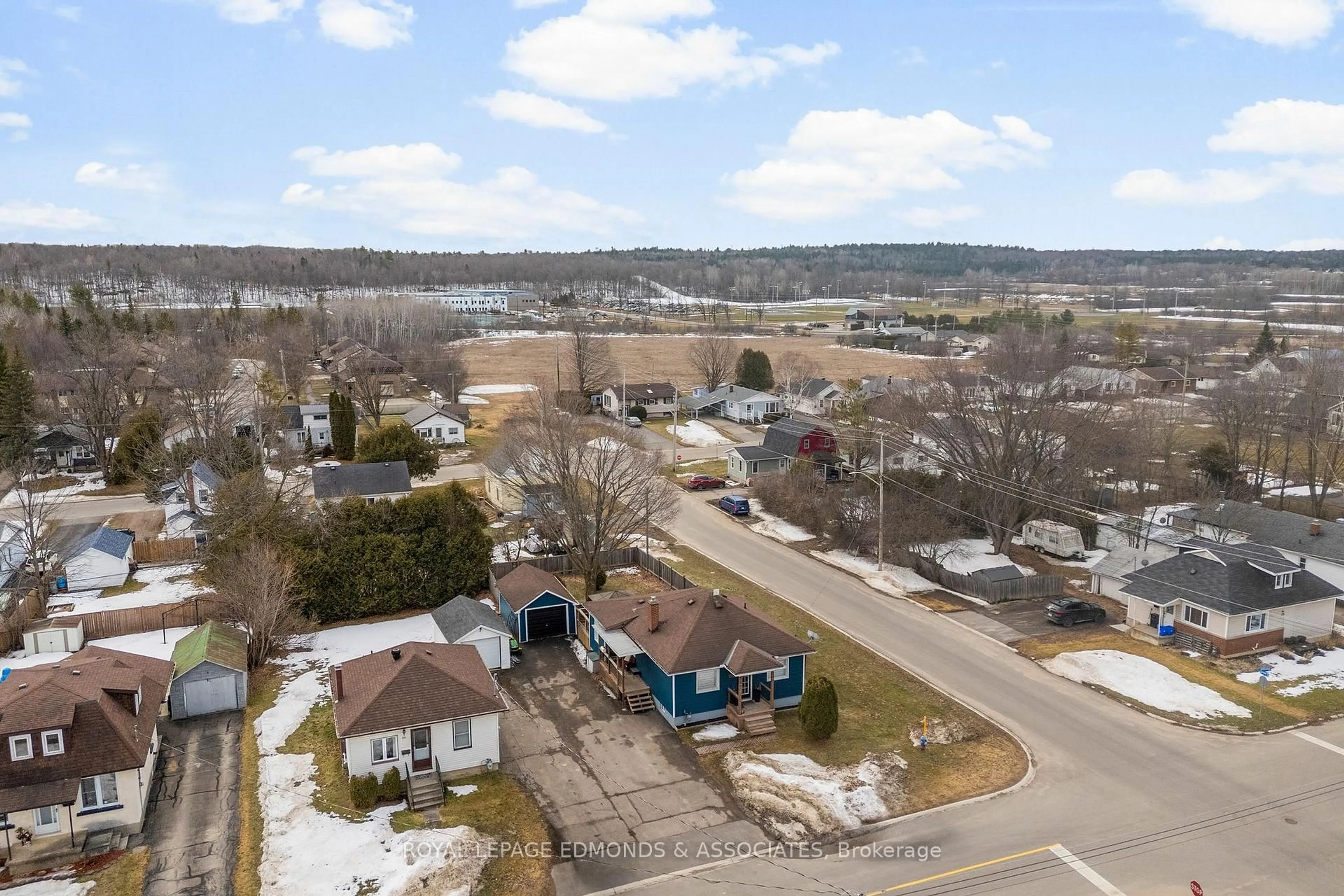 A pic from outside/outdoor area/front of a property/back of a property/a pic from drone, unknown for 355 Joffre Ave, Renfrew Ontario K7V 3L6