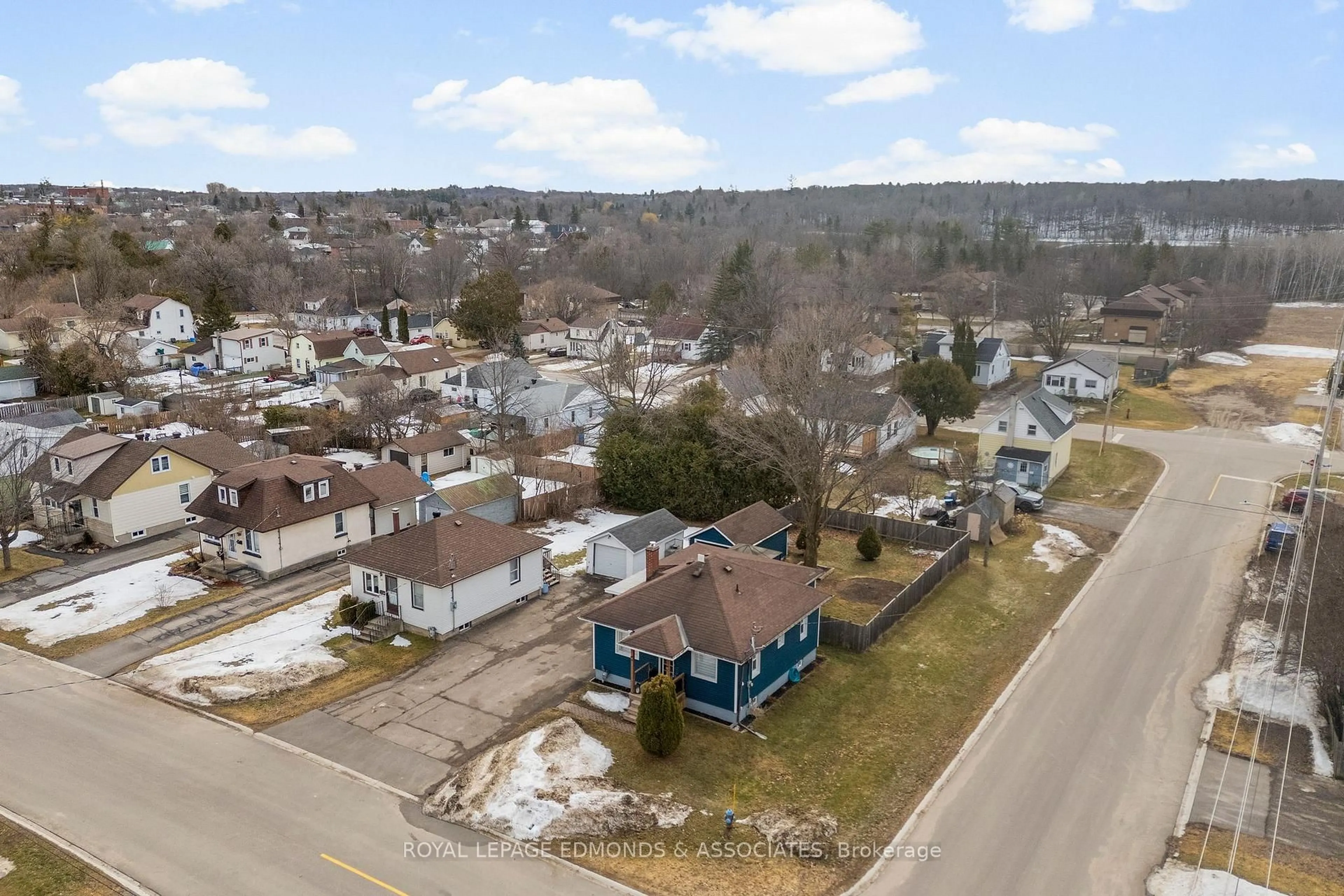 A pic from outside/outdoor area/front of a property/back of a property/a pic from drone, street for 355 Joffre Ave, Renfrew Ontario K7V 3L6