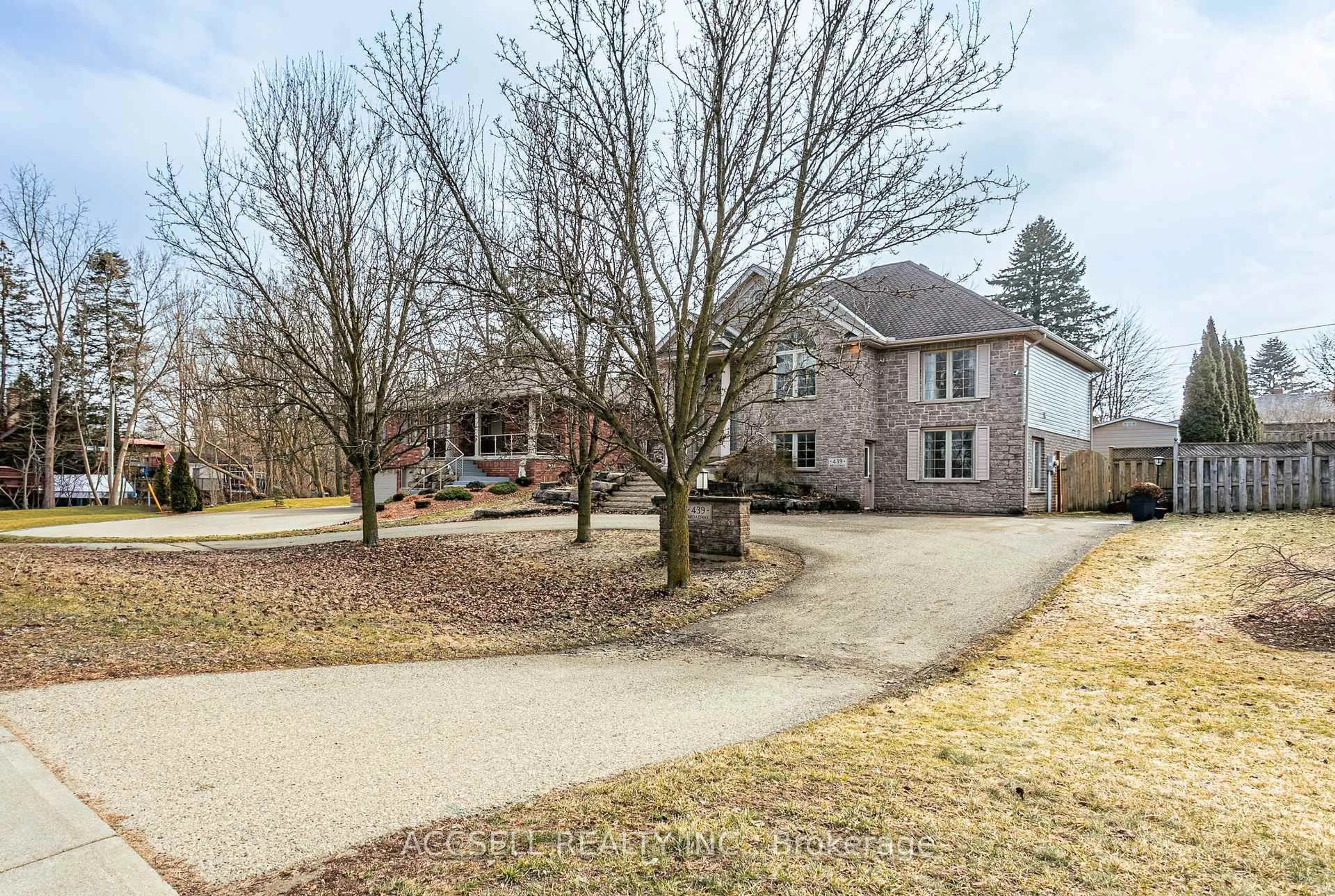 A pic from outside/outdoor area/front of a property/back of a property/a pic from drone, street for 439 Broadway St, Tillsonburg Ontario N4G 3S8