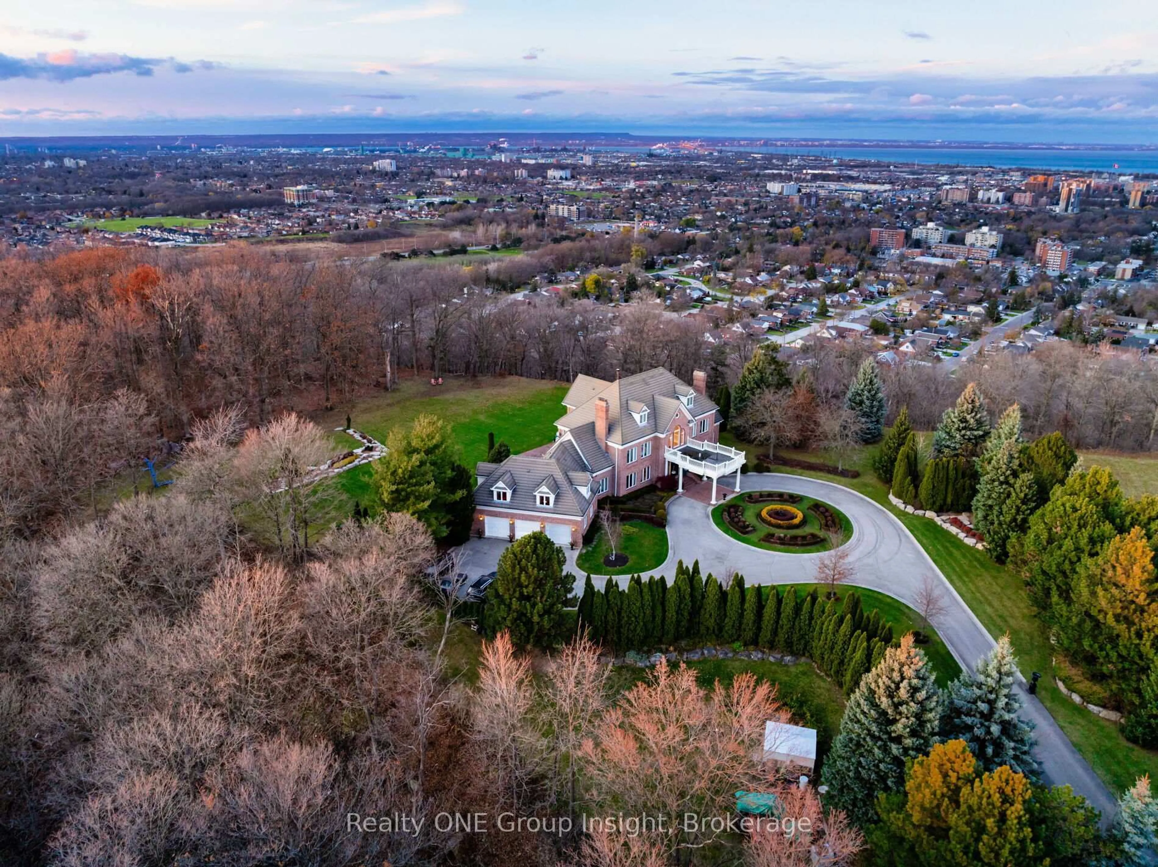 A pic from outside/outdoor area/front of a property/back of a property/a pic from drone, mountain view for 75 Ridge Rd, Hamilton Ontario L8J 2V9