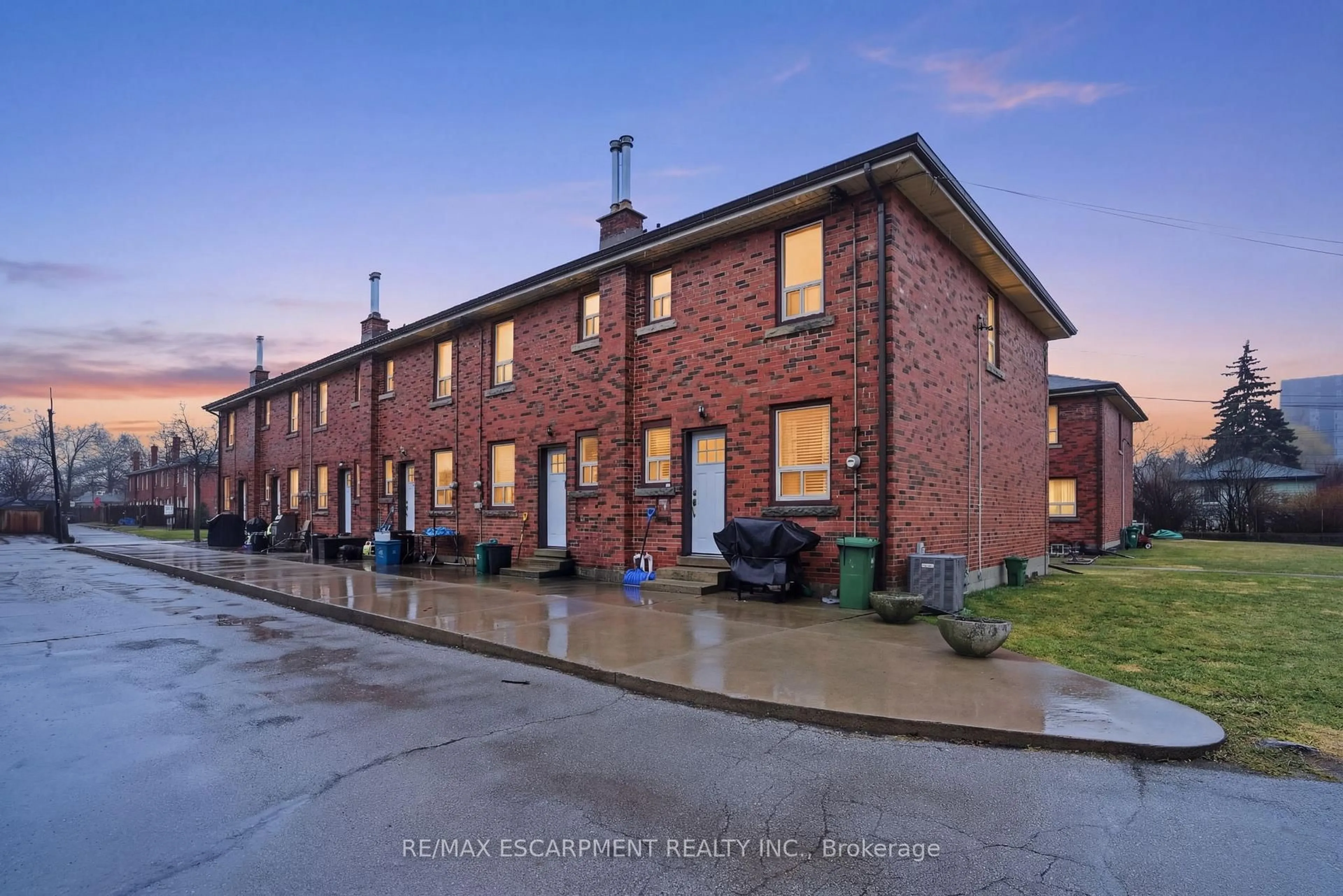 Home with brick exterior material, street for 424 East 42nd St, Hamilton Ontario L8T 3A9