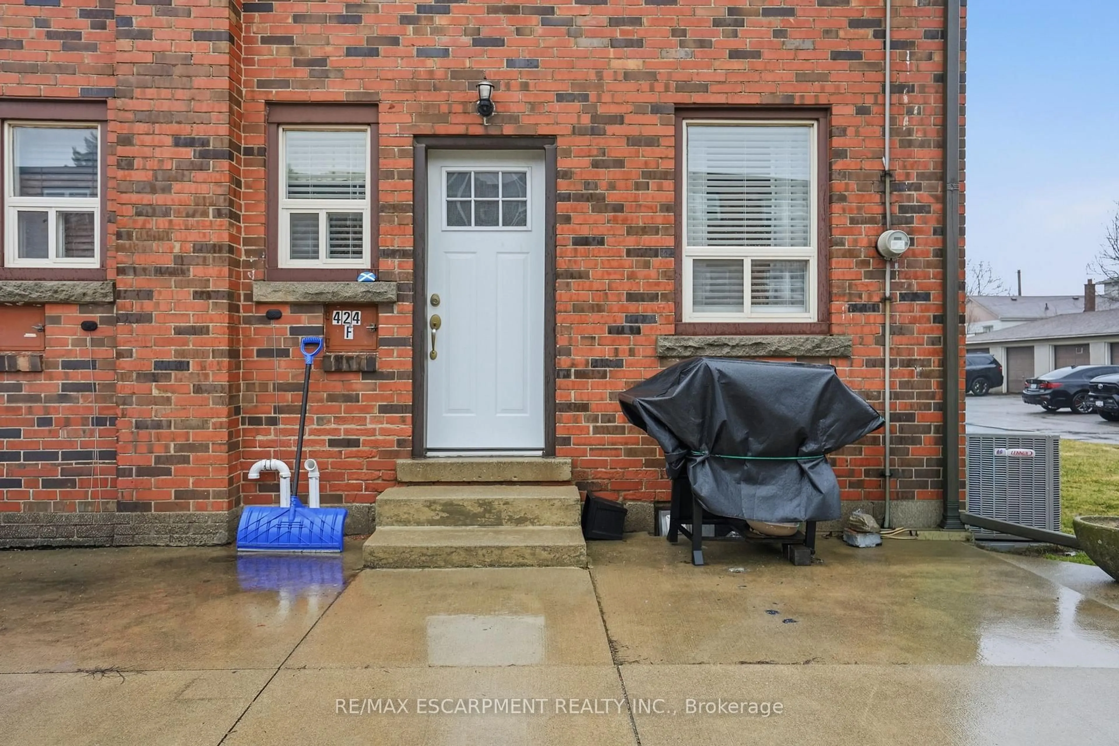 Unknown for 424 East 42nd St, Hamilton Ontario L8T 3A9